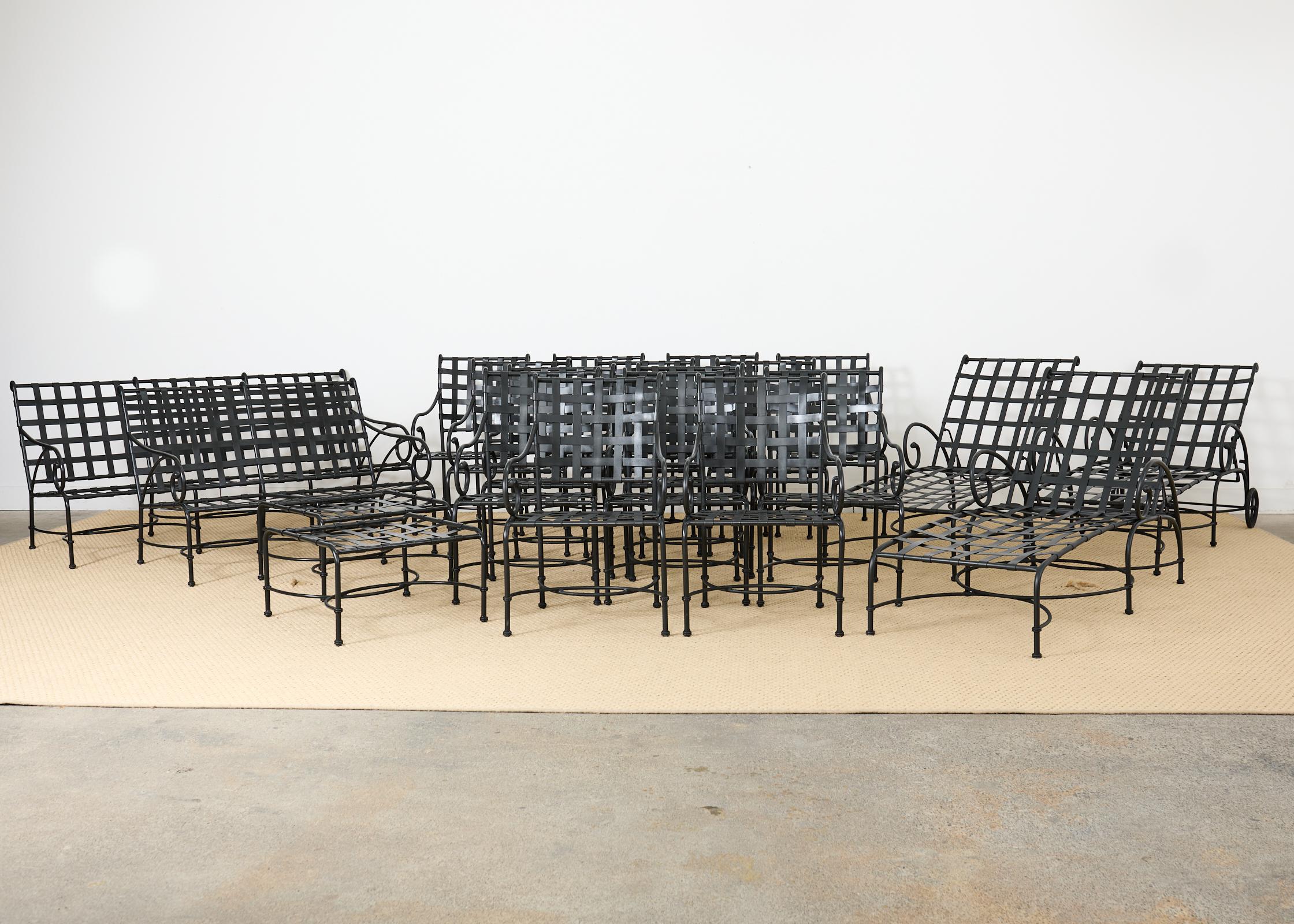 Raro y monumental conjunto de veintiún muebles de patio y jardín diseñados en estilo neoclásico por Richard Frinier para Brown Jordan. De la emblemática colección Florentine, la suite incluye catorce sillones de comedor, tres chaise longue, dos pufs