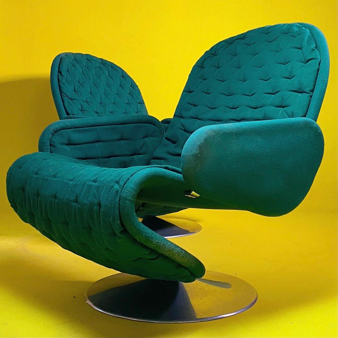 Verner Panton 1-2-3 Deluxe ensemble de deux chaises pour Fritz Hansen, Danemark, début des années 1970.
 
Dossier bas 1-2-3 Deluxe avec accoudoir, tous deux entièrement d'origine avec tissu de couleur vert bouteille.

Patiné avec des signes liés