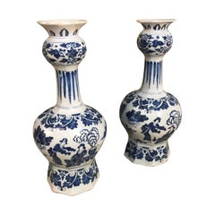 Juego de dos jarrones holandeses de Delft del siglo XVII en Chinoiserie