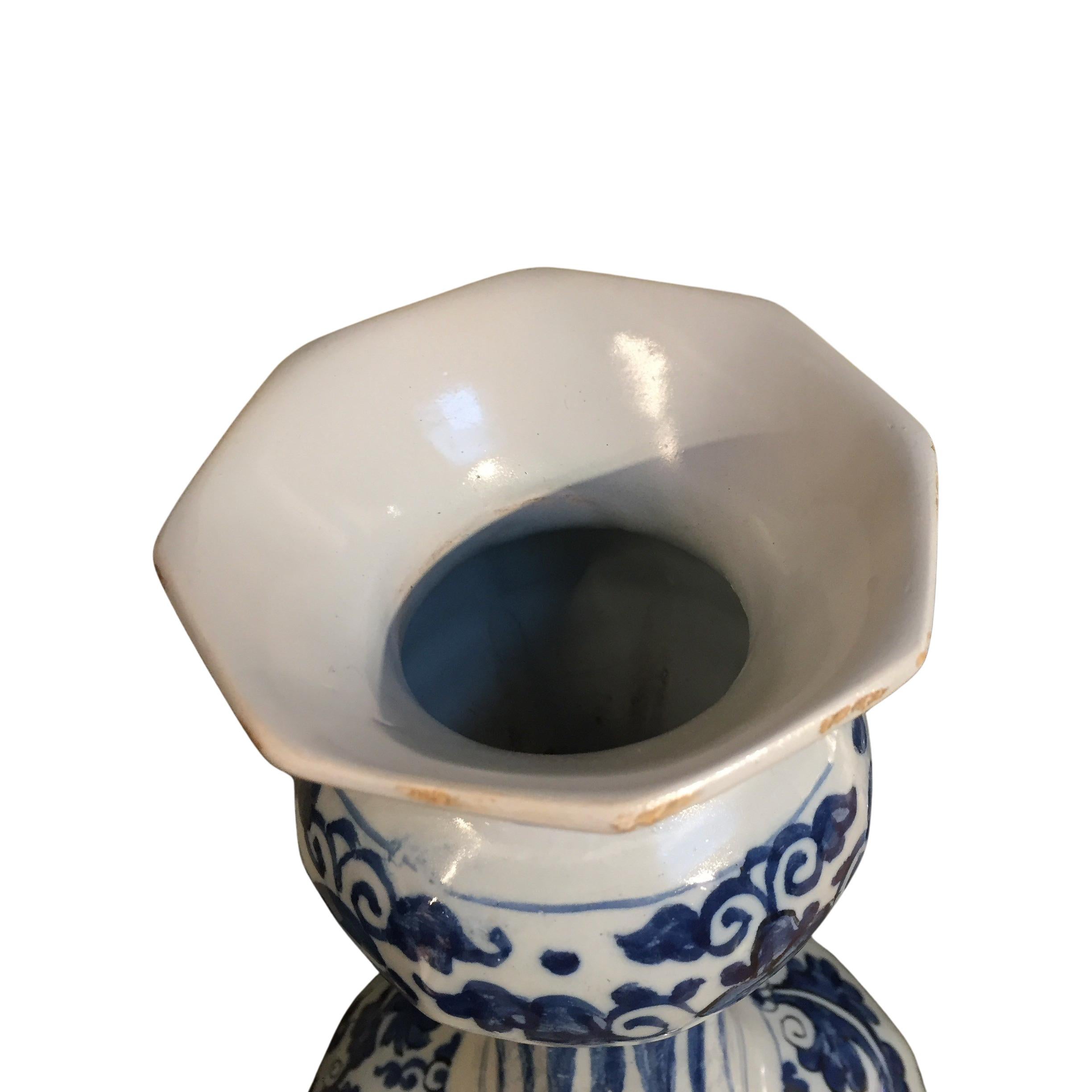 Set of Two 17th Century Dutch Delft Vases in Chinoiserie 3