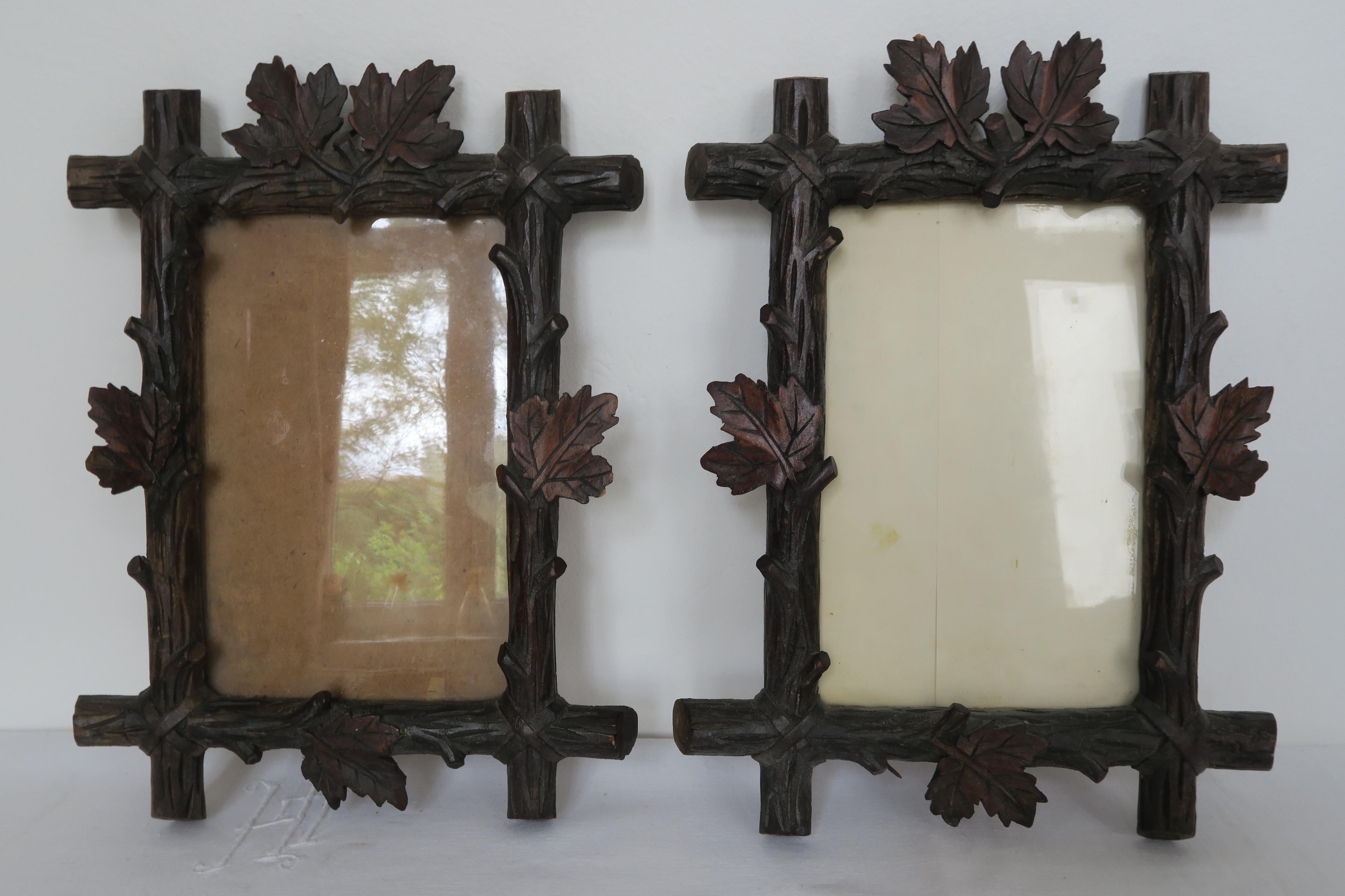 Set of Two 1880s Blackforest Pictureframes Made of Wood For Sale 4