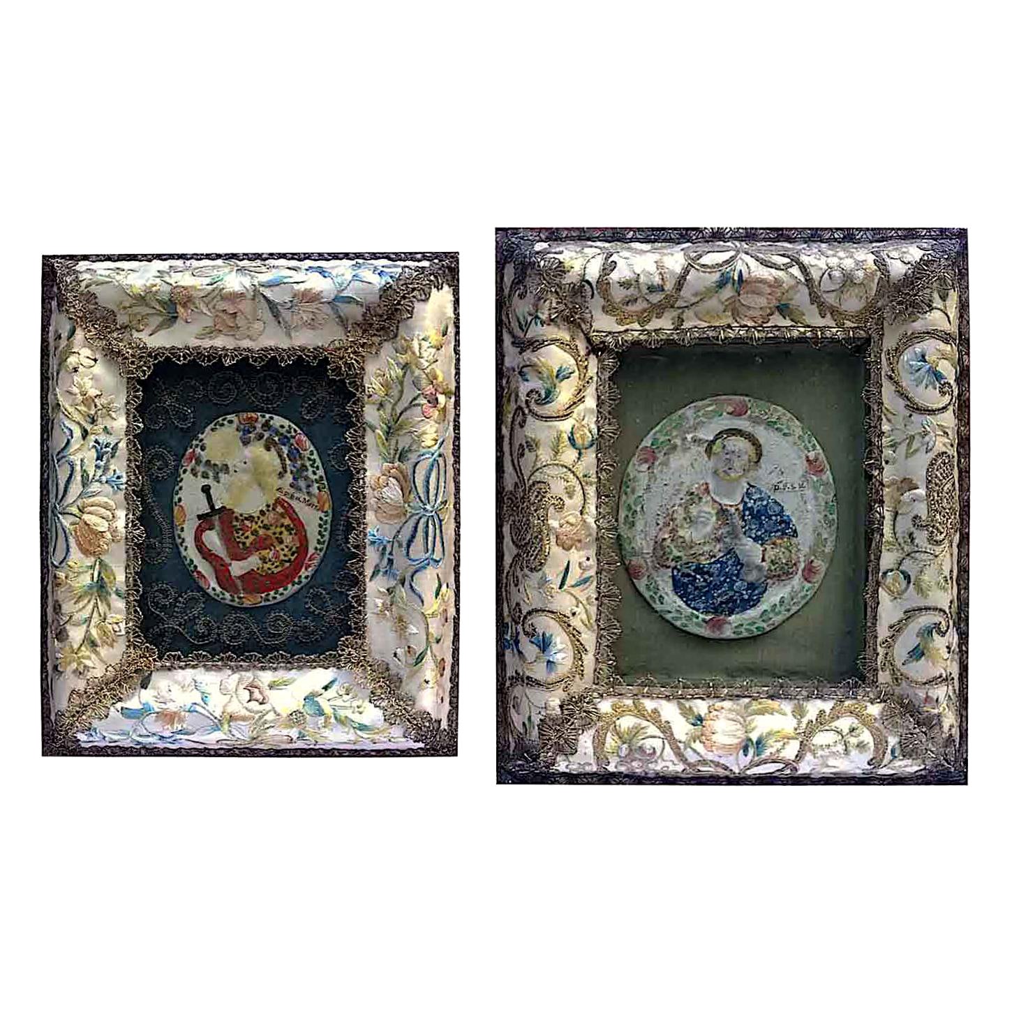 Ensemble de deux cadres en soie italienne du 18ème siècle avec broderie et figures de saints
