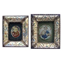 Set di due cornici in seta italiana del XVIII secolo con ricami e figure di santi