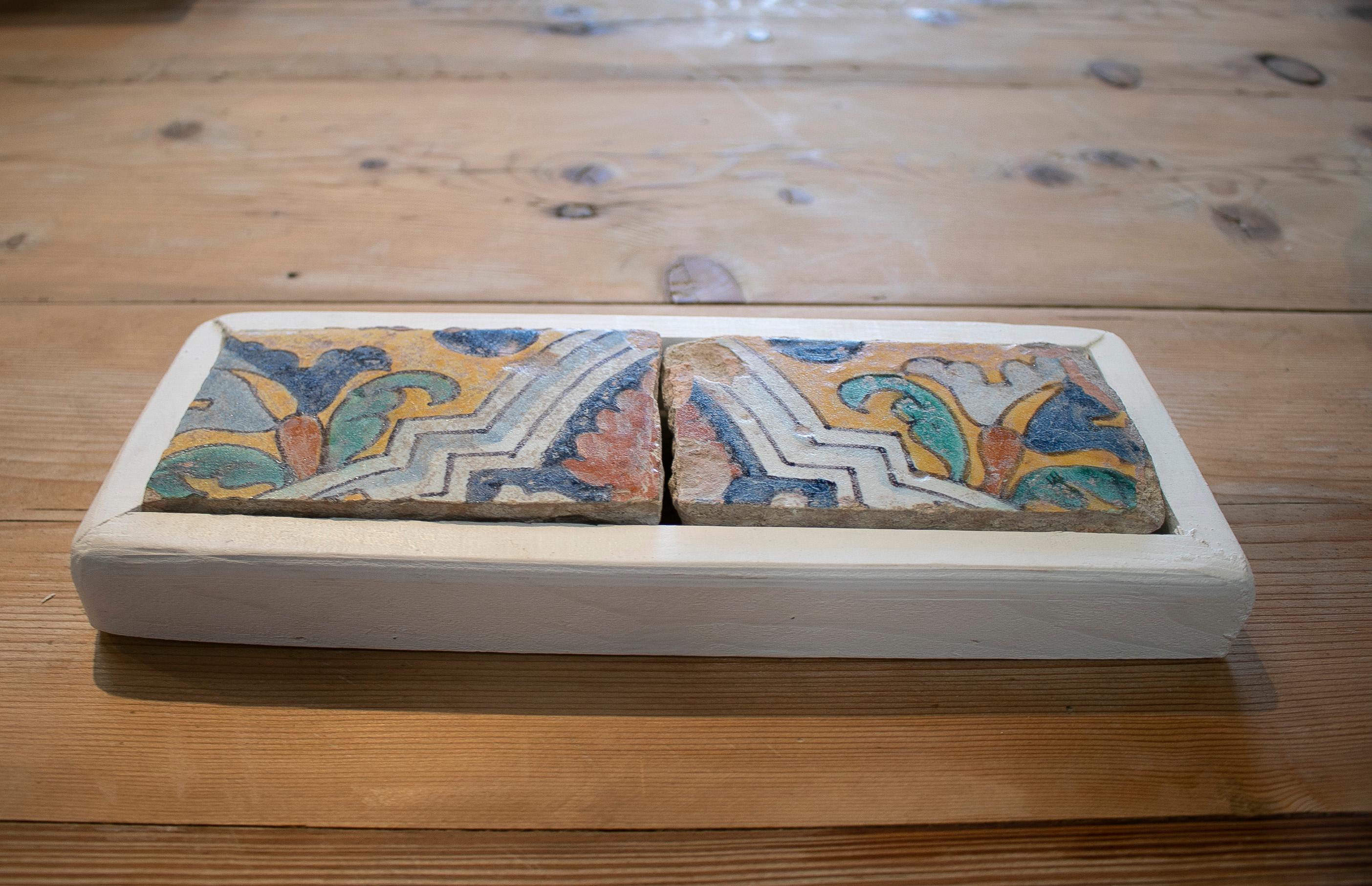 Ensemble antique de deux carreaux de céramique émaillée à motifs peints à la main en Espagne au 19e siècle, avec cadre blanc

Les dimensions ne comprennent pas le cadre.