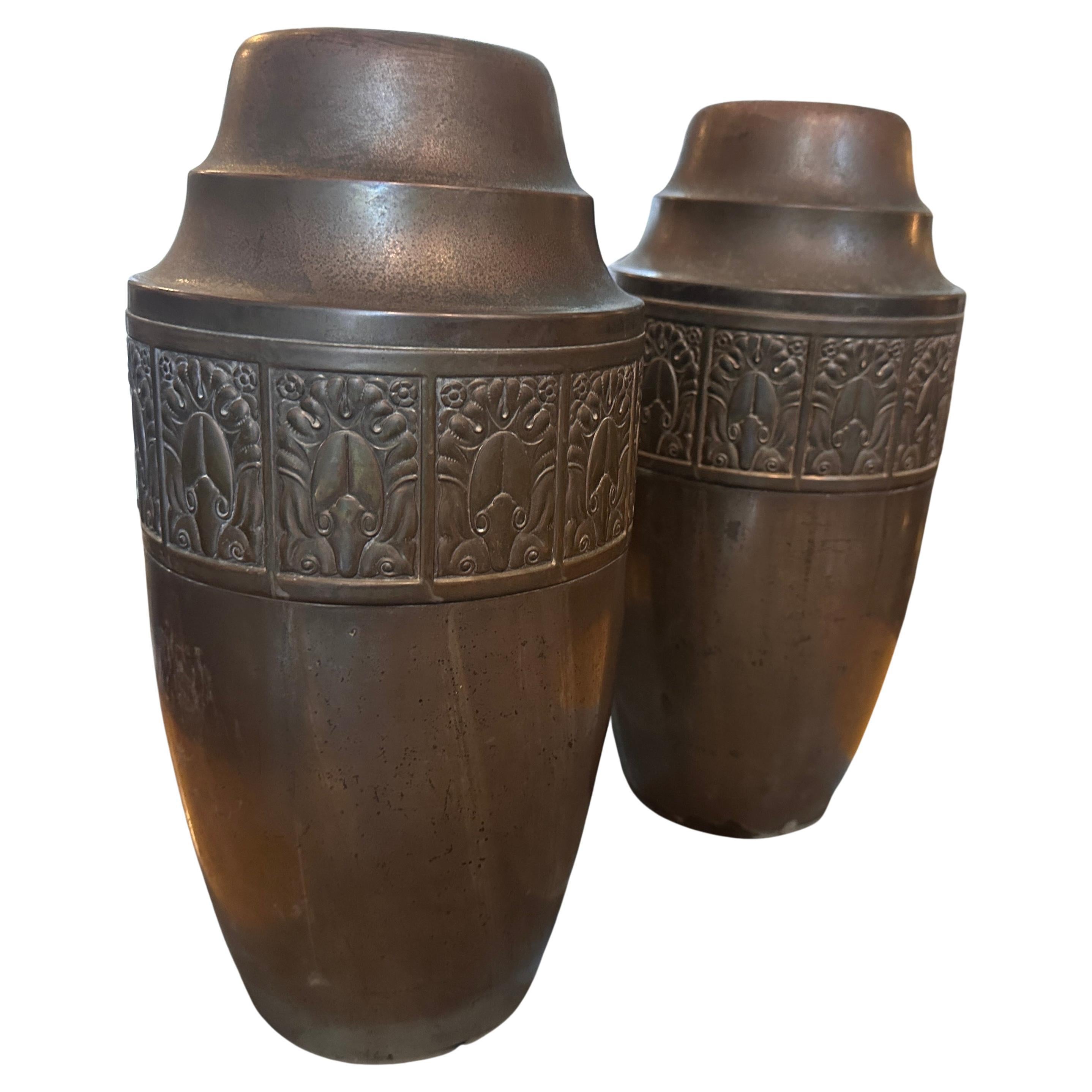 This set of two 1930s Art Deco copper Italian vases it's an exquisite example of the Art Deco design movement that flourished in the early 20th century.  These vases are crafted from copper, a popular material choice during the Art Deco period.