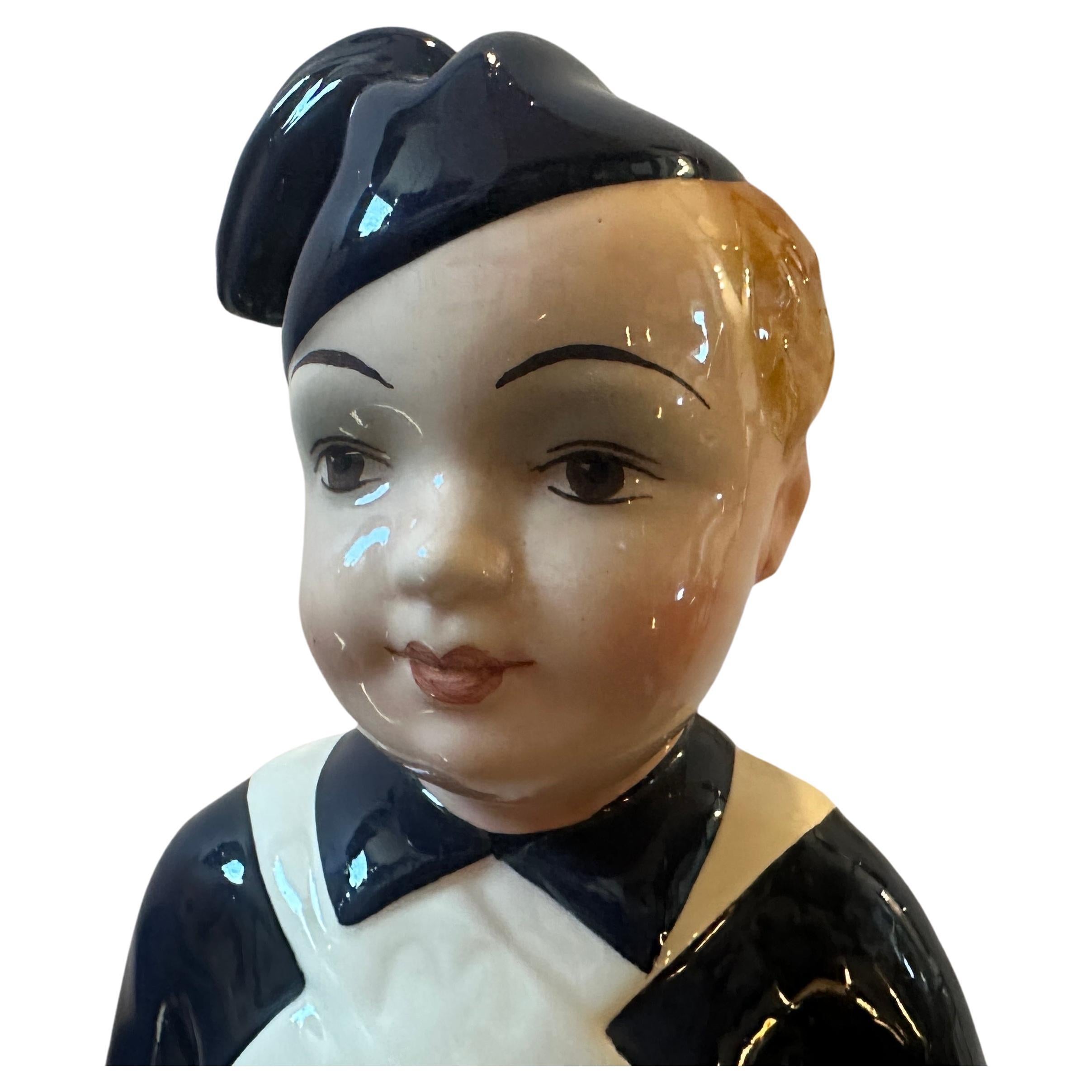 Questo set di due figure in ceramica italiana Art Deco degli anni '30, realizzato da Zen per Nove Vicenza, cattura un periodo storico significativo attraverso la lente dell'arte e dell'artigianato, rappresentando la gioventù, il nazionalismo e lo