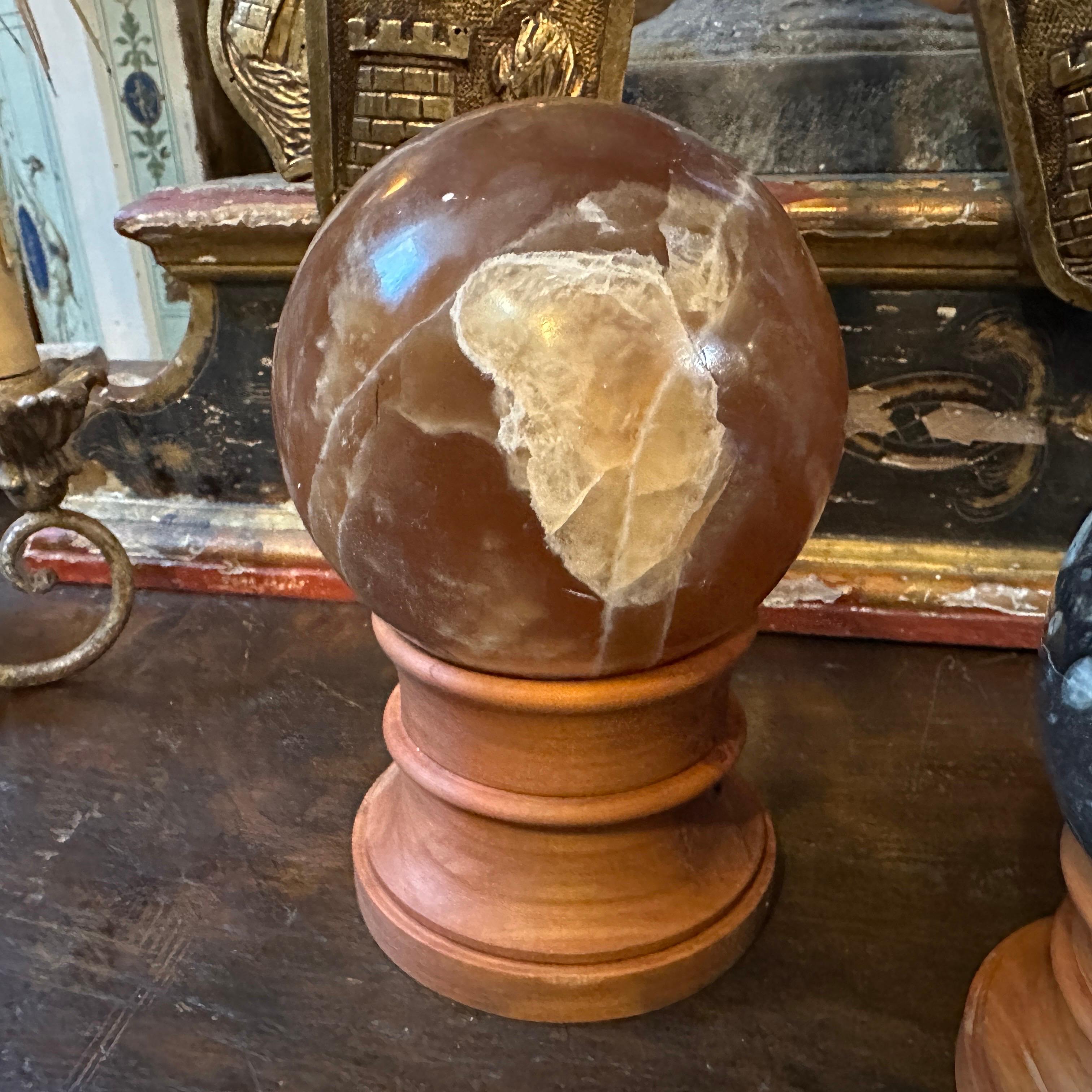 Set of two Art Deco Italian Marble Spheres on Cherry Wood Stand In Good Condition For Sale In Catania, Sicilia