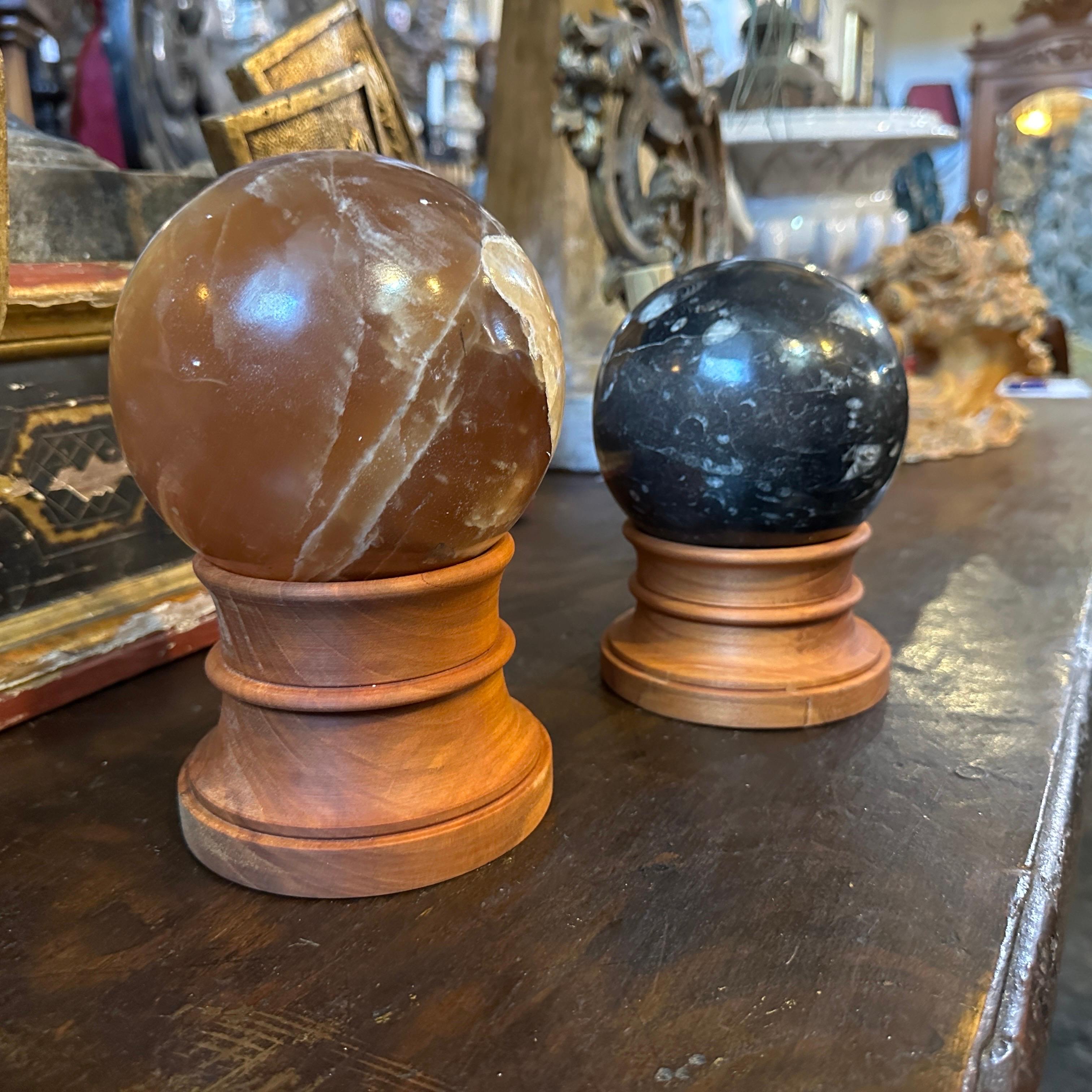 Set of two Art Deco Italian Marble Spheres on Cherry Wood Stand For Sale 2