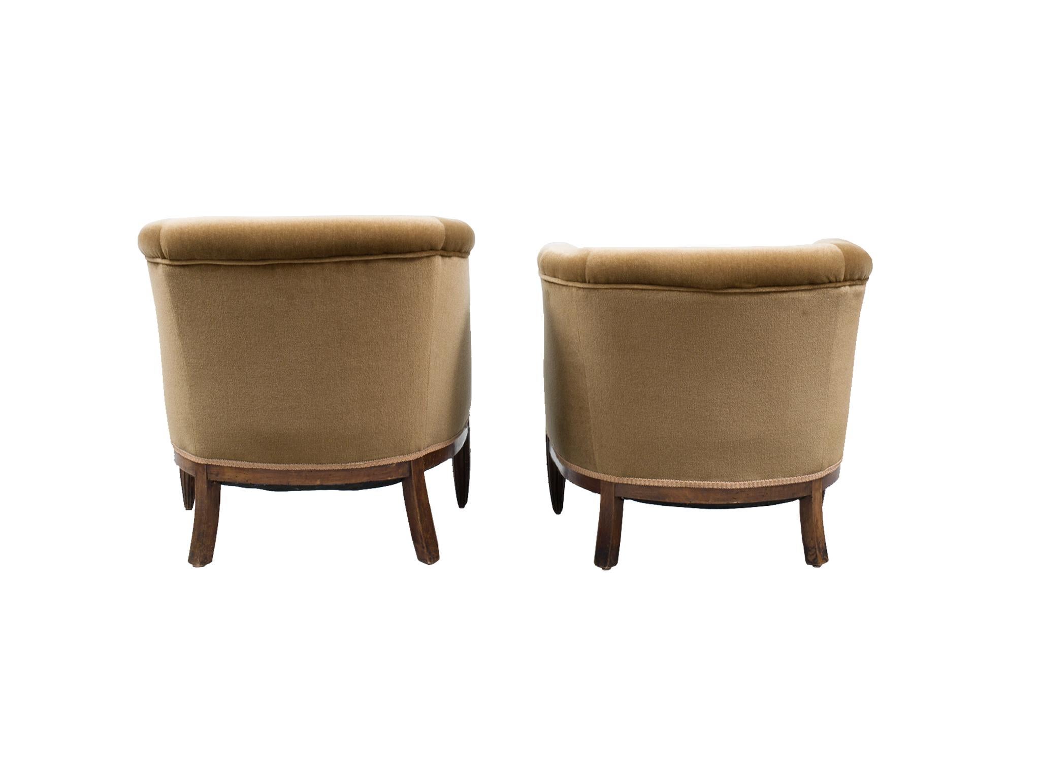Set of Two 1930s Art Deco Near-Pair of Mahogany Club Chairs In Good Condition In New York, NY