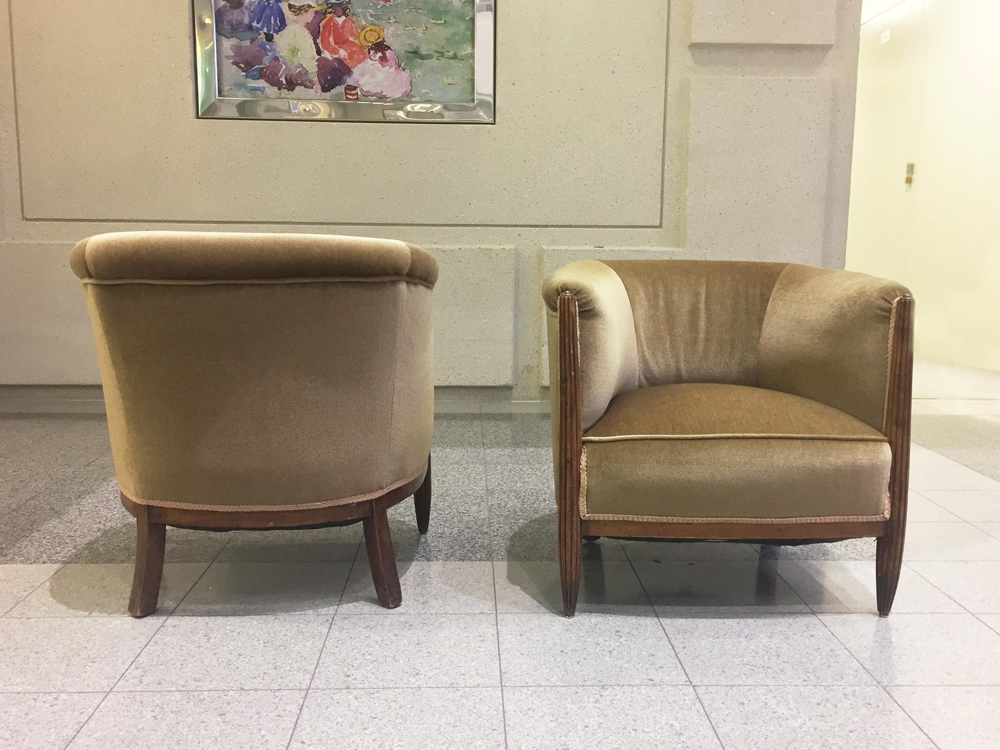 Set of Two 1930s Art Deco Near-Pair of Mahogany Club Chairs 2