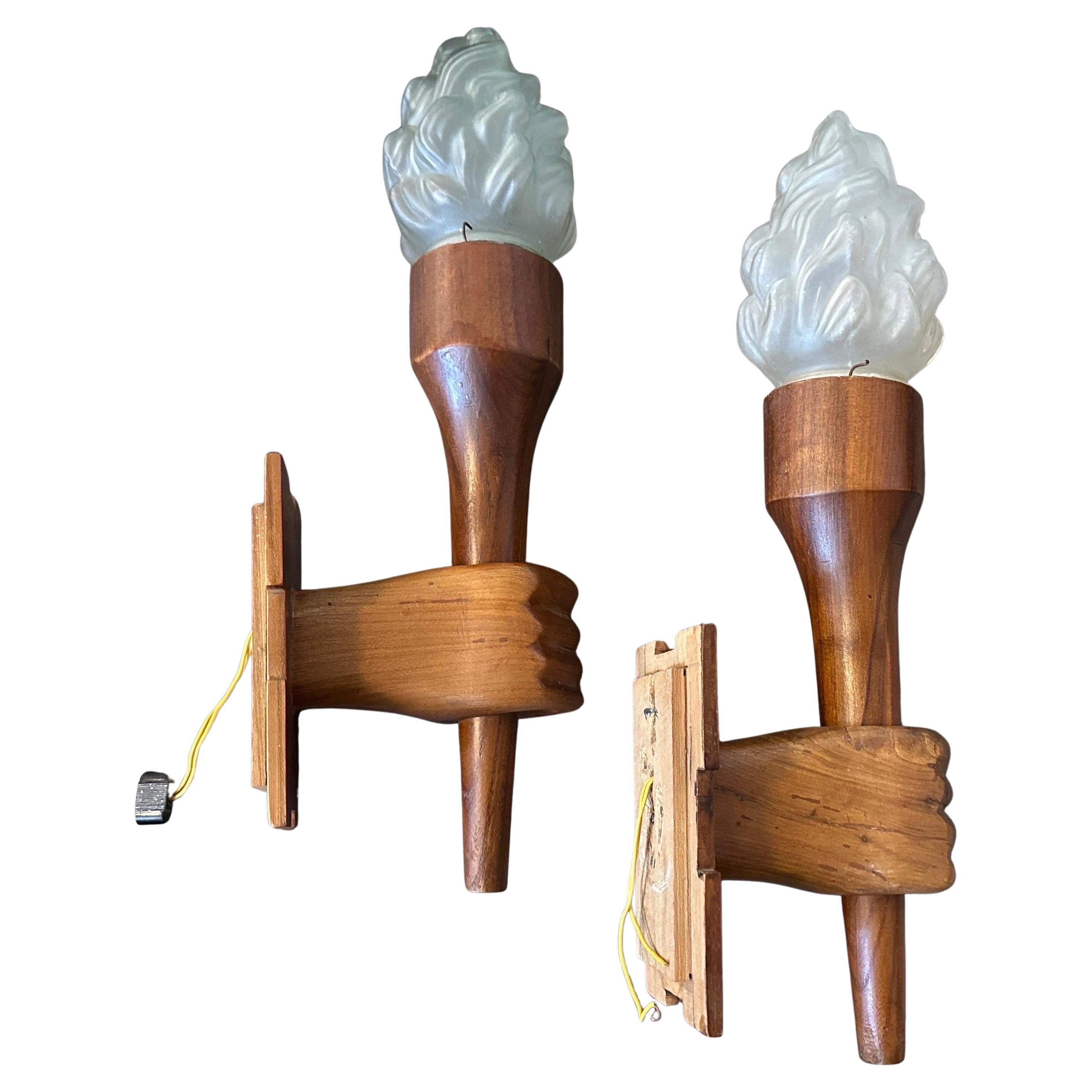 Dieses Set aus zwei italienischen Art-Déco-Wandleuchtern aus den 1940er Jahren ist eine schöne und skulpturale Darstellung der Handwerkskunst und der dramatischen Ästhetik dieser Epoche. Diese Wandleuchten sind aus reichem, warm getöntem Holz
