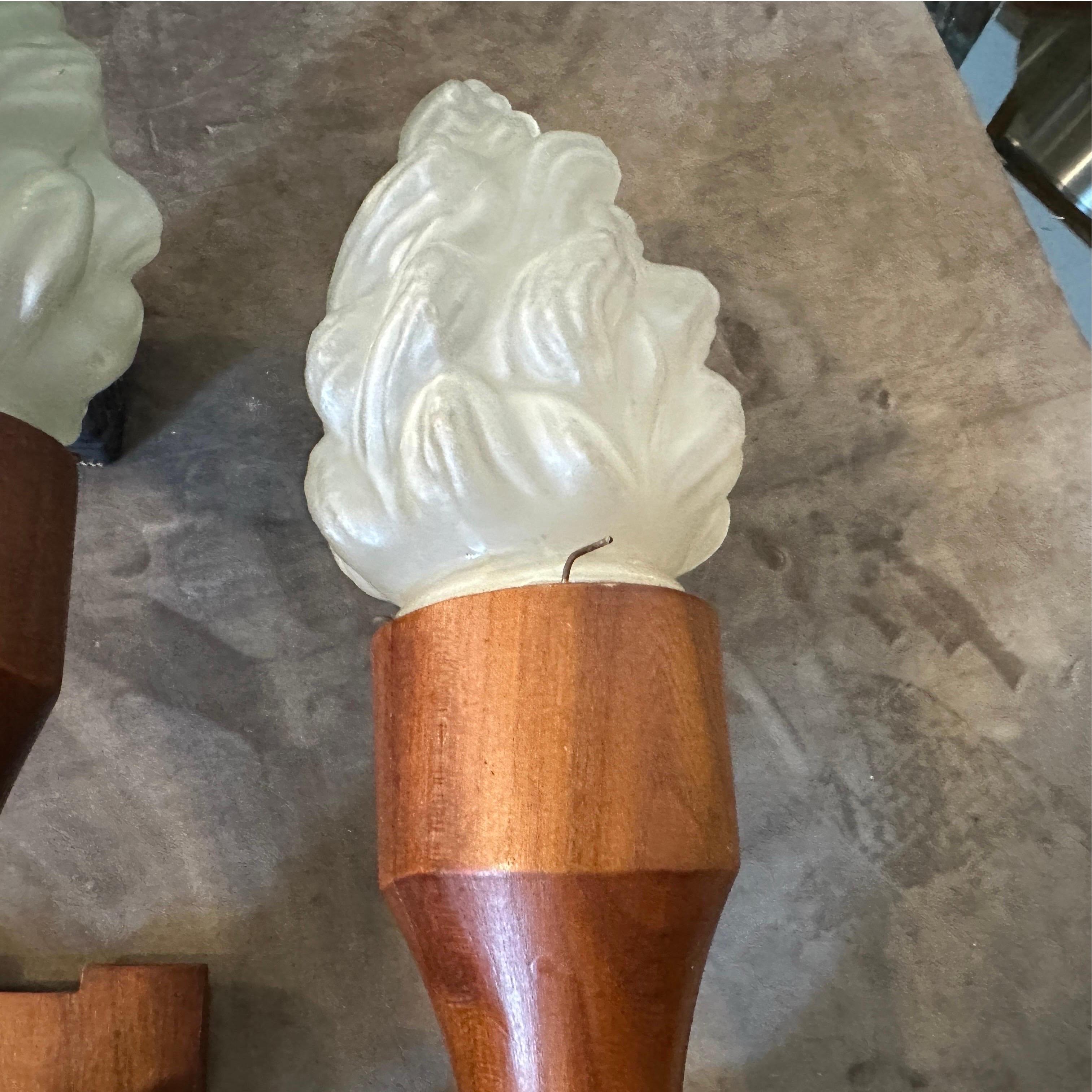 Satz von zwei 1940er Art Deco Holz und Glas Italienisch Wandleuchten im Zustand „Gut“ im Angebot in Aci Castello, IT