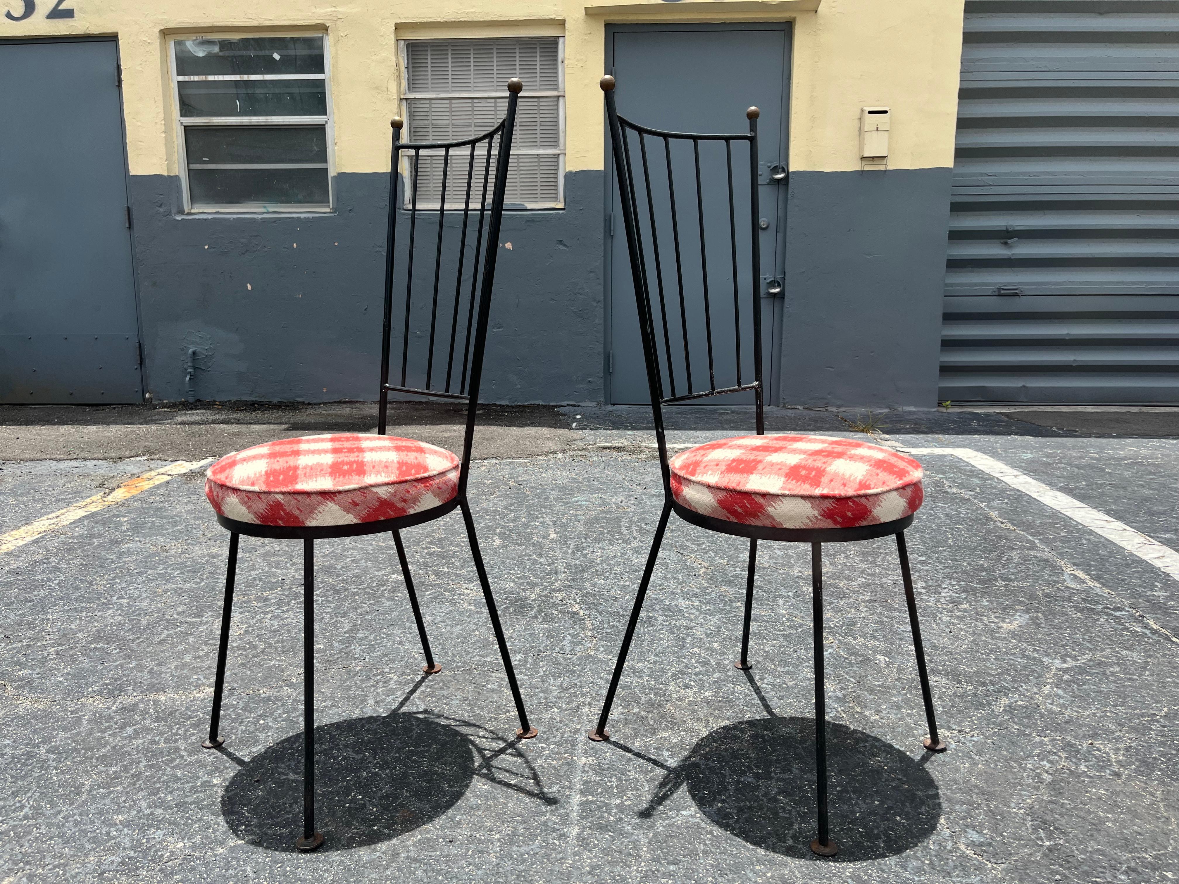 Juego de dos sillas auxiliares de hierro de los años 50 con asiento de tela. 