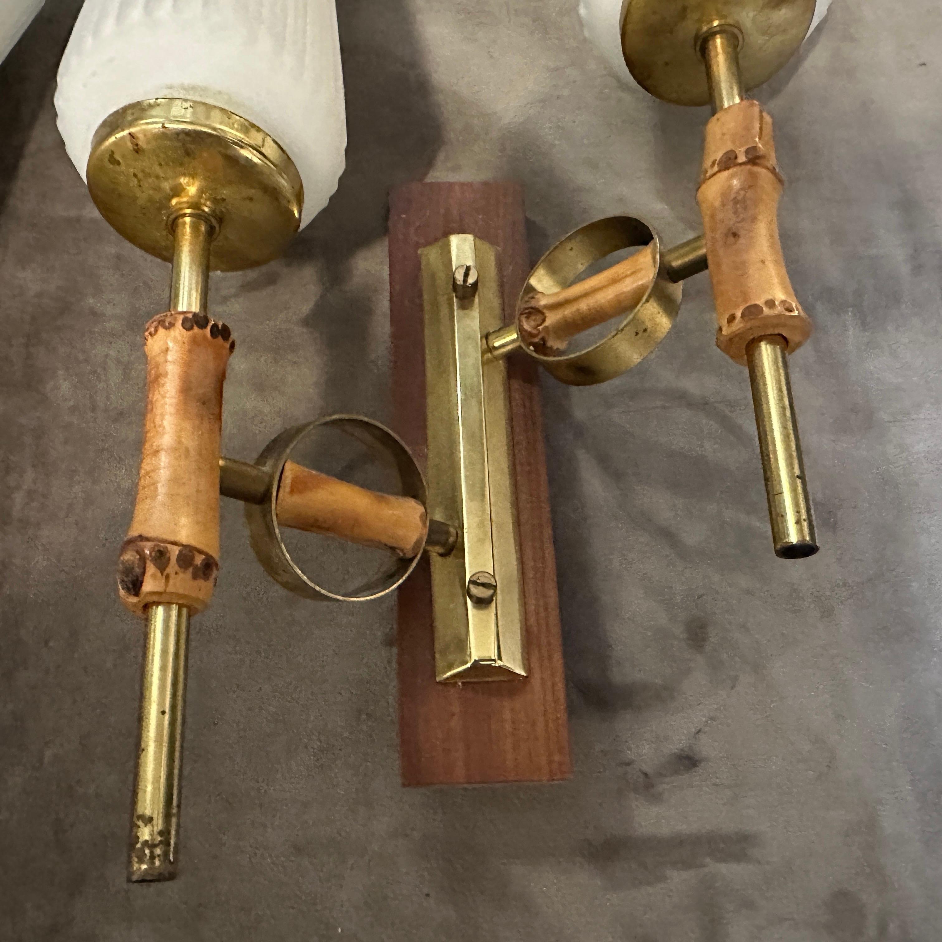 Juego de dos apliques italianos de latón, bambú y cristal, modernos de mediados de siglo de 1950 en venta 3