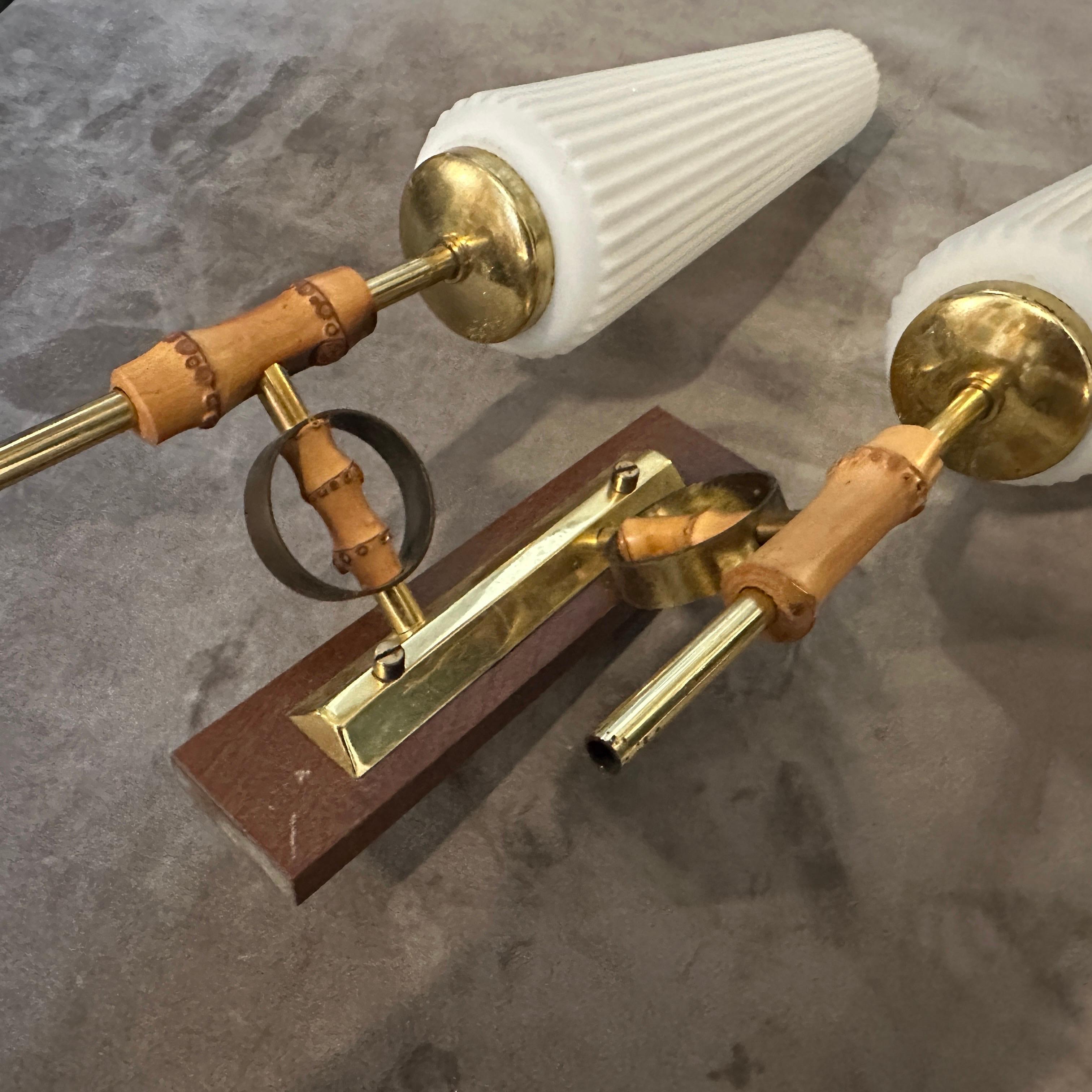 Juego de dos apliques italianos de latón, bambú y cristal, modernos de mediados de siglo de 1950 en venta 4