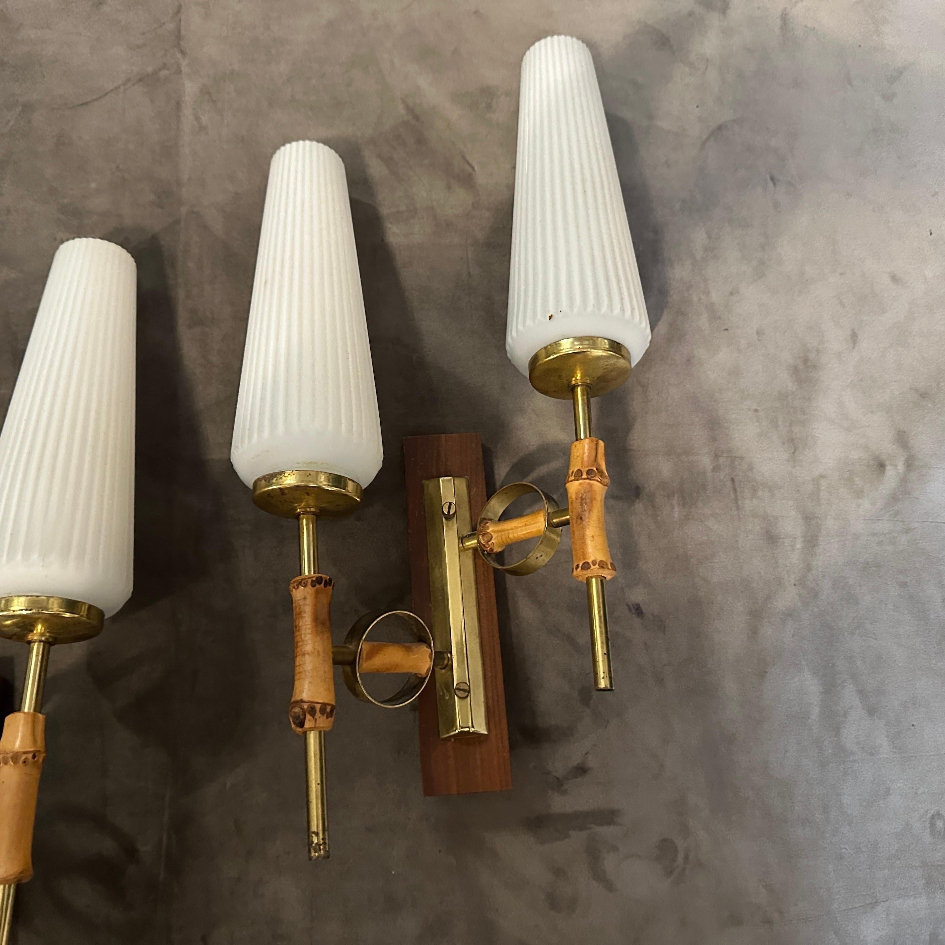 Juego de dos apliques italianos de latón, bambú y cristal, modernos de mediados de siglo de 1950 en venta 6