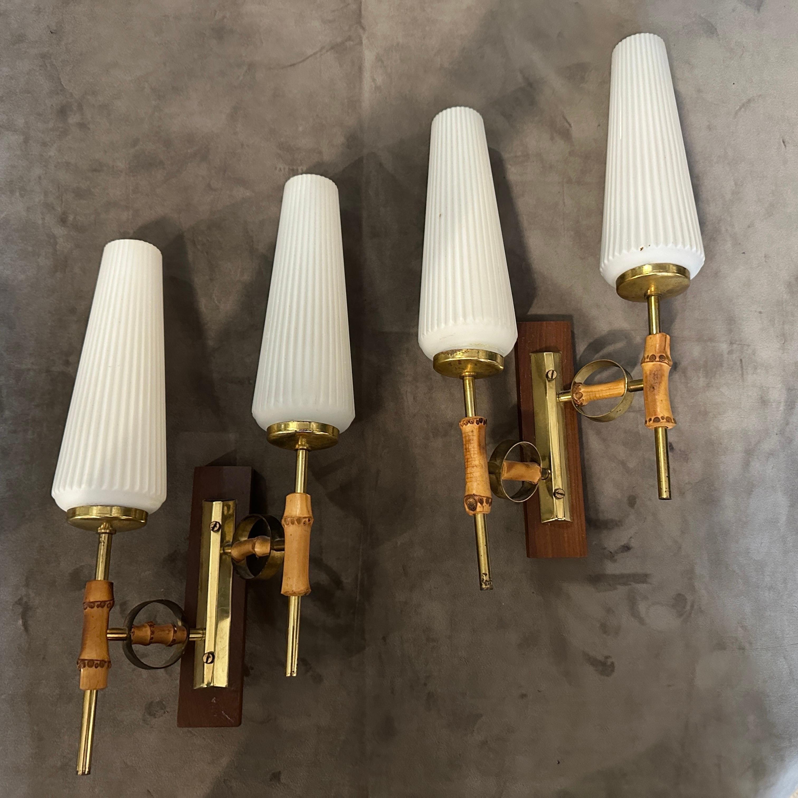 Estos son unos exquisitos apliques de pared italianos de mediados de siglo de los años 50, una mezcla perfecta de materiales naturales y diseño elegante que personifican la estética de la época.
El latón añade un acabado metálico cálido y pulido,