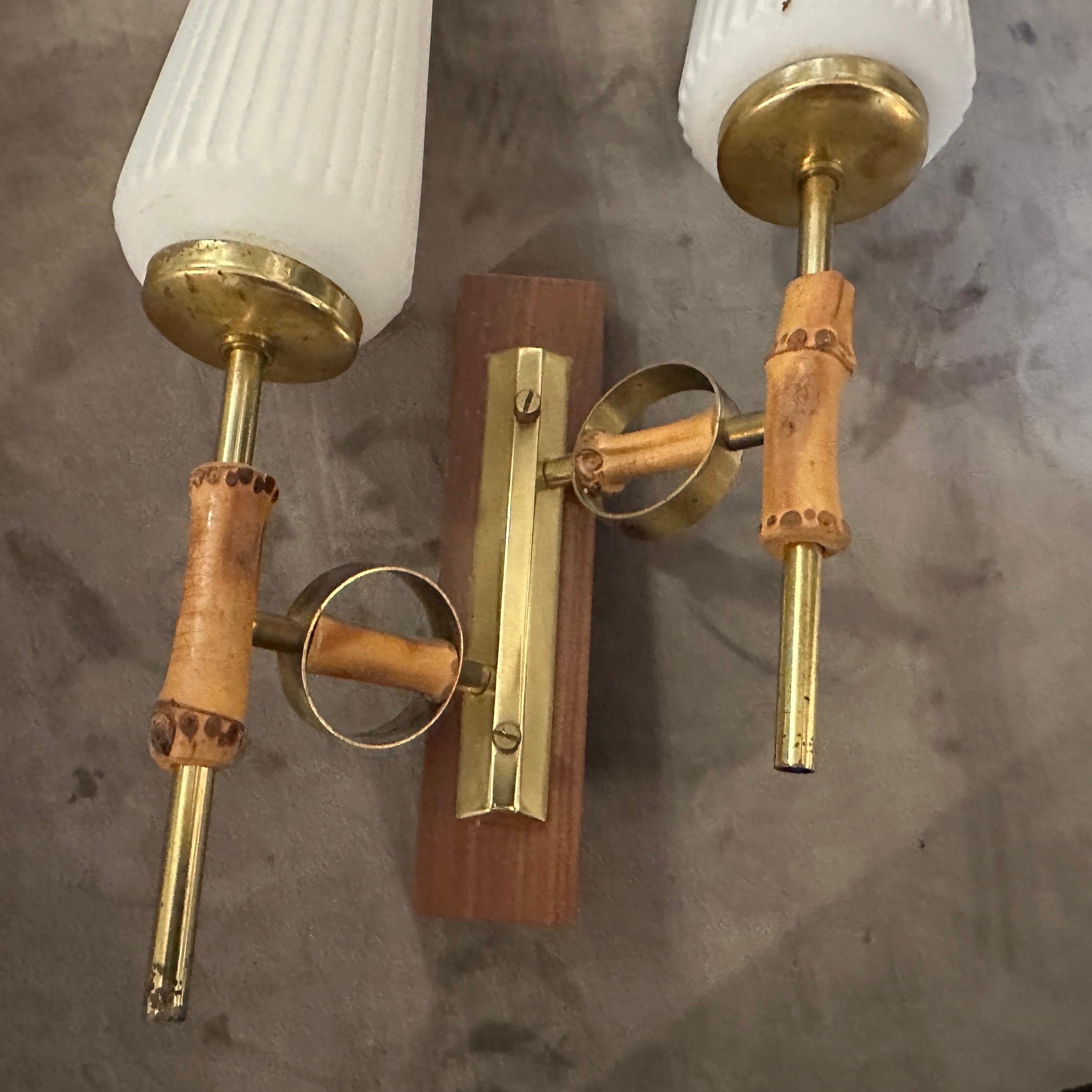 Juego de dos apliques italianos de latón, bambú y cristal, modernos de mediados de siglo de 1950 Latón en venta