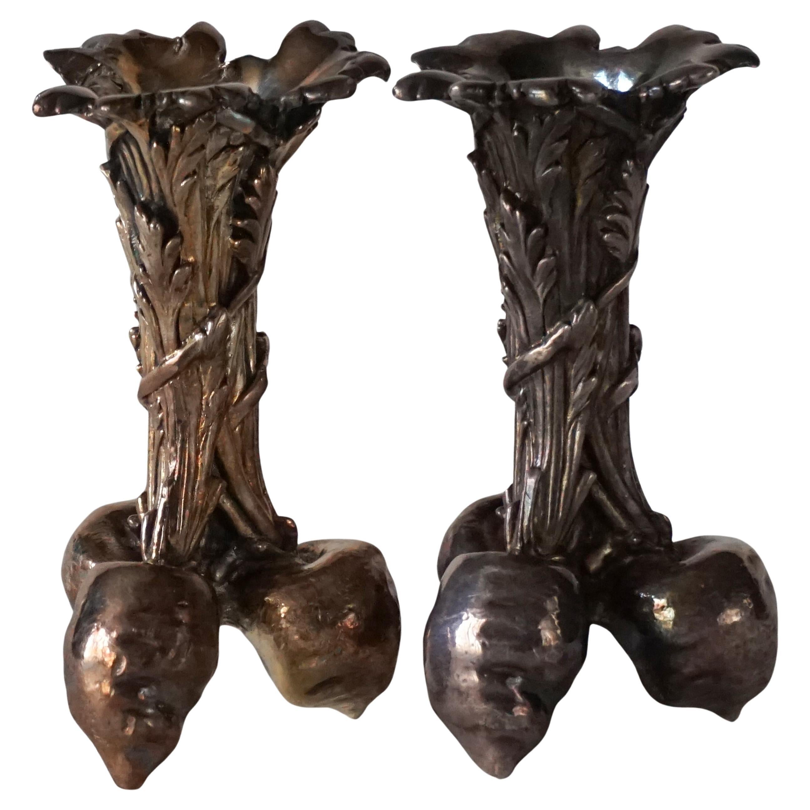 Set di due vasi Christofle francesi del 1960 in bronzo placcato argento con barbabietole o ravanelli
