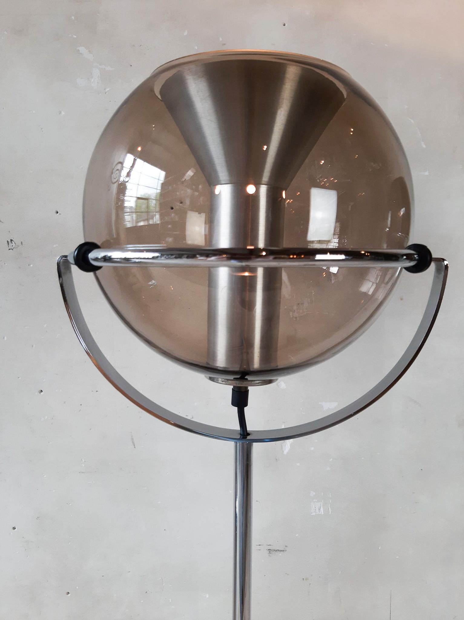 Set of Two 1960s Globe Floor Lamps by Frank Ligtelijn for RAAK Amsterdam In Good Condition In Baambrugge, NL