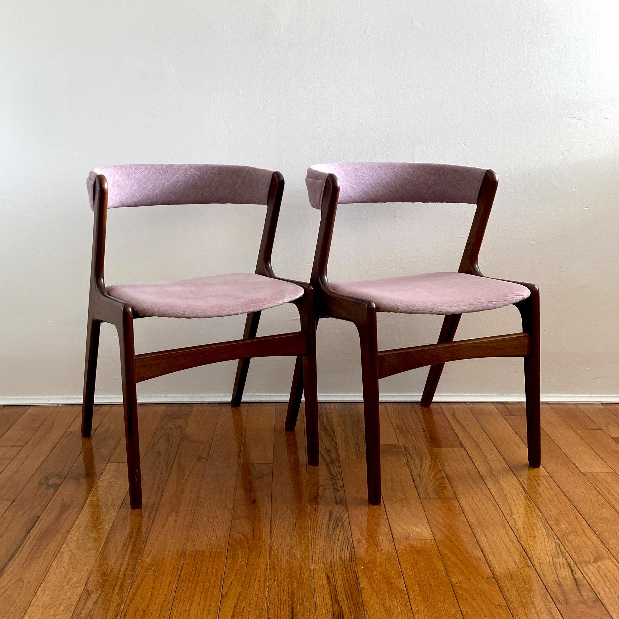 Set of two beautiful mid-century chairs, Kai Kristiansen’s iconic curved back chair silhouette. Teak frame, seat reupholstered with mauve pink velvet and curved back reupholstered in a coordinating mauve tweed. Structurally sound, in good vintage