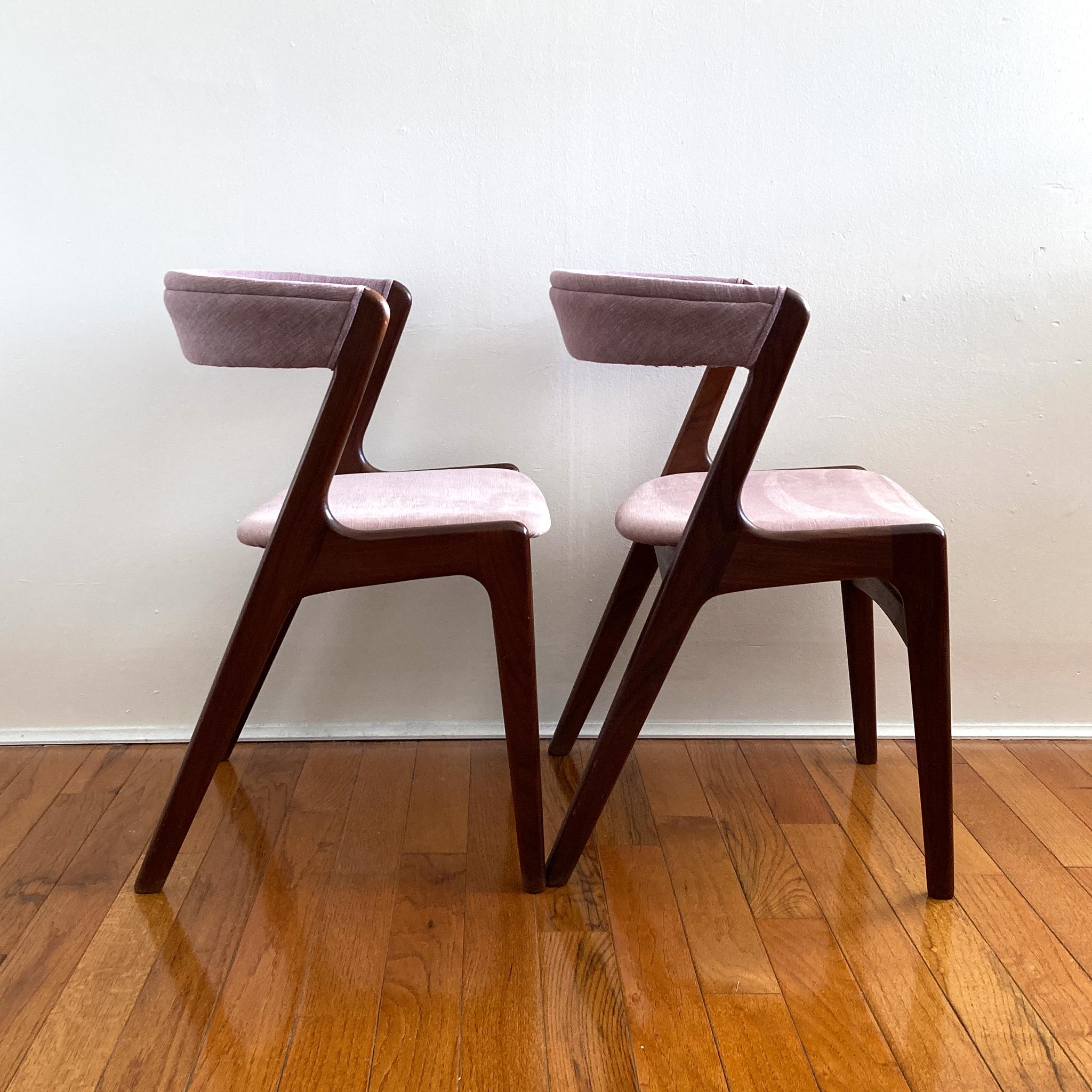 Mid-Century Modern Kai Kristiansen paire de chaises de salle à manger à dossier incurvé rose mauve, années 1960 en vente