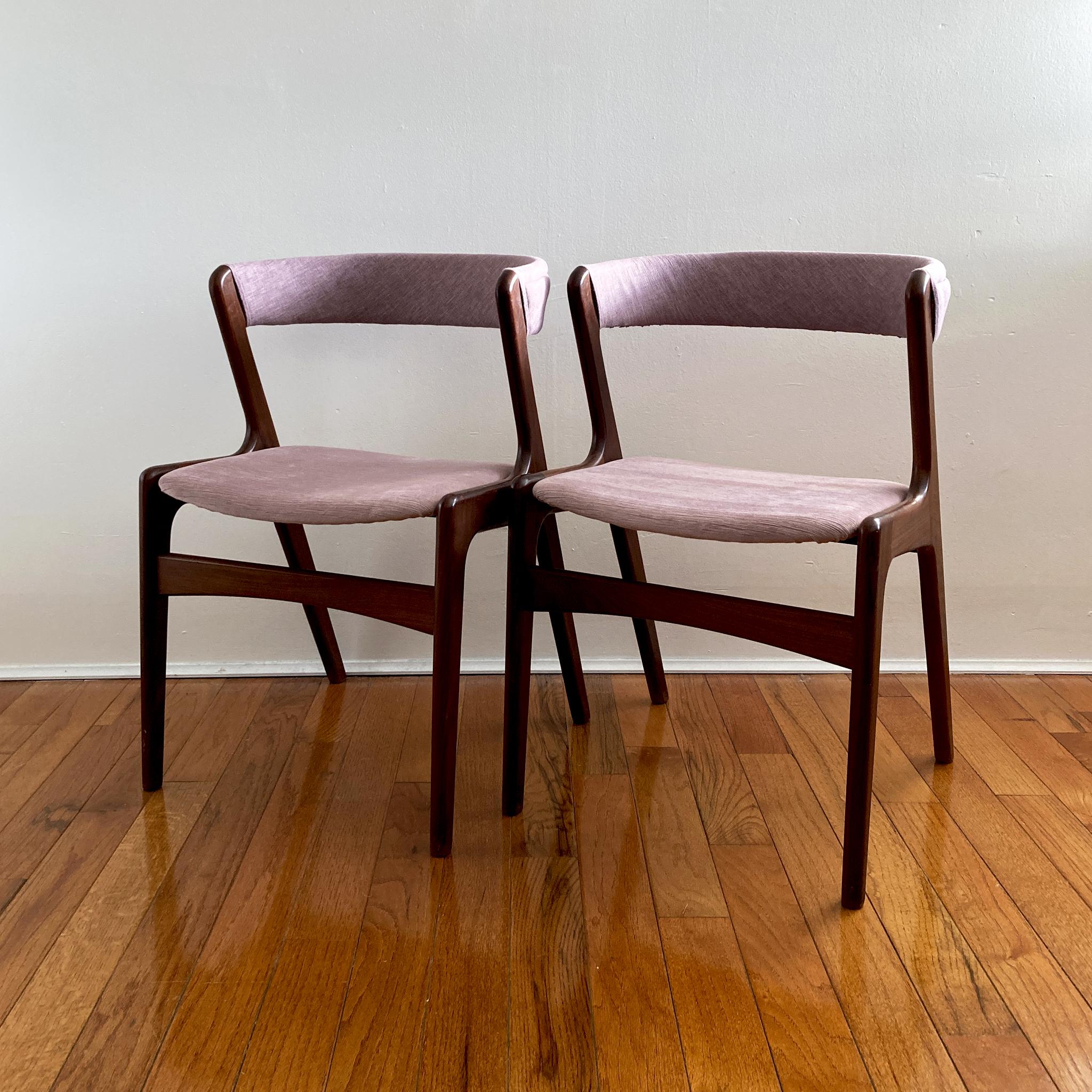 Kai Kristiansen Mauve Pink Curved Back Dining Side Chairs, 1960s, Pair of Two In Good Condition For Sale In New York, NY