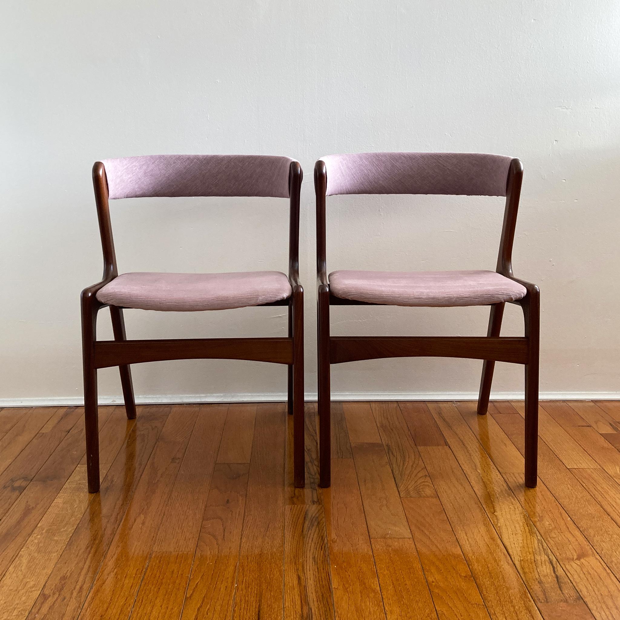 Tissu Kai Kristiansen paire de chaises de salle à manger à dossier incurvé rose mauve, années 1960 en vente