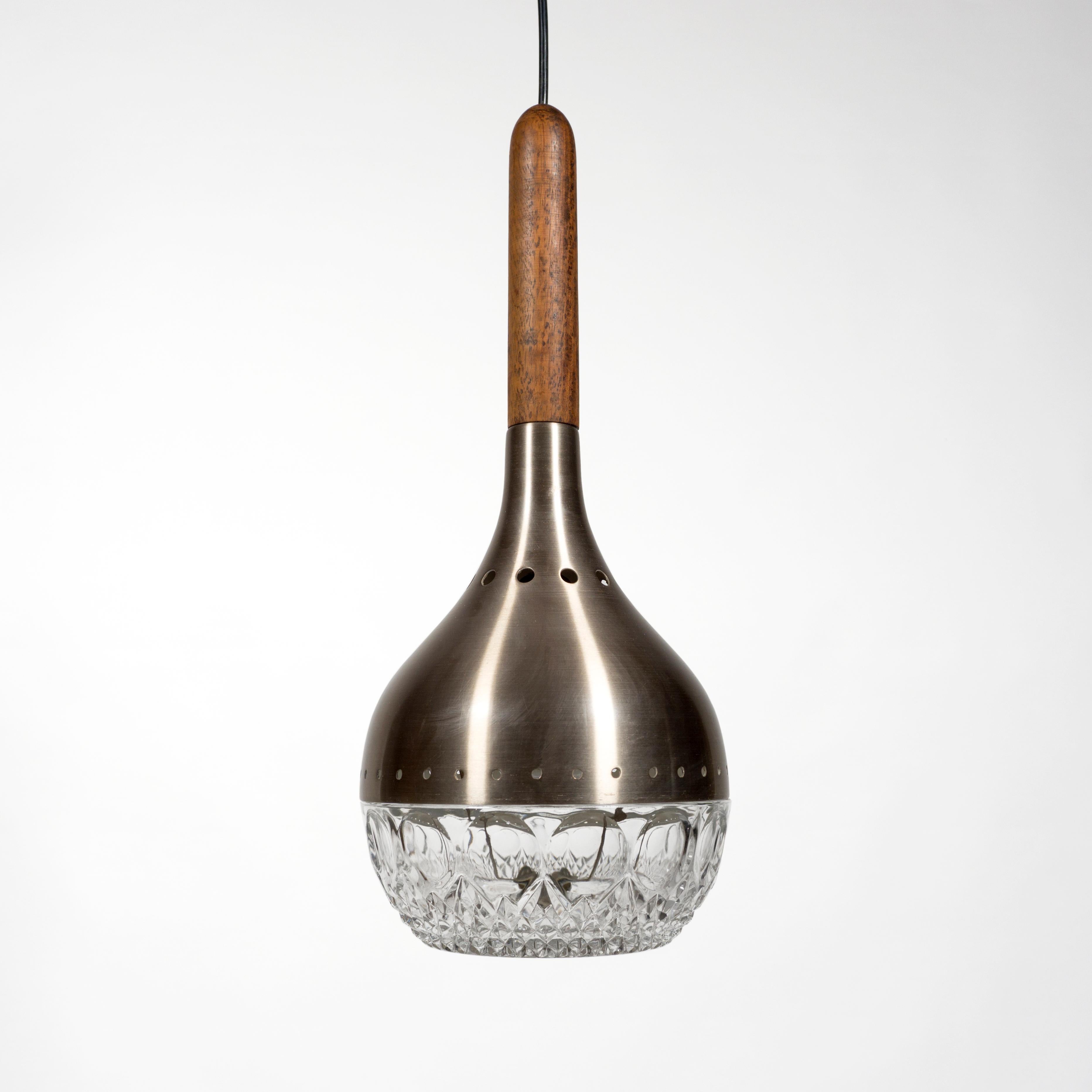 Charmantes Paar italienischer Vintage-Pendelleuchten aus der Mitte des Jahrhunderts von Stilux, Mailand.
Beide Lampen sind aus Metall/Aluminium, Teakholz und diamantförmigem Kristallglas gefertigt. Das hölzerne Akzentstück oben auf jeder Leuchte