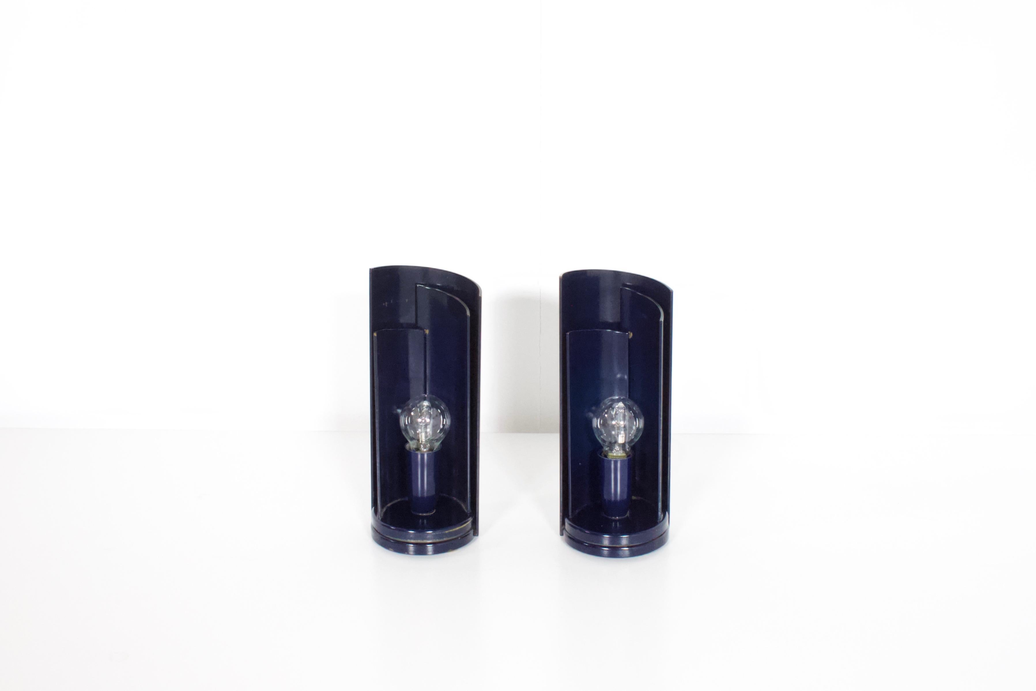 Two ‘eclipse’ table lamps in vey good condition.

These lamps are made of metal en lacquered in a dark blue color.

They have fins that can be rotated, by rotating them you can adjust the amount light.

One light socket per