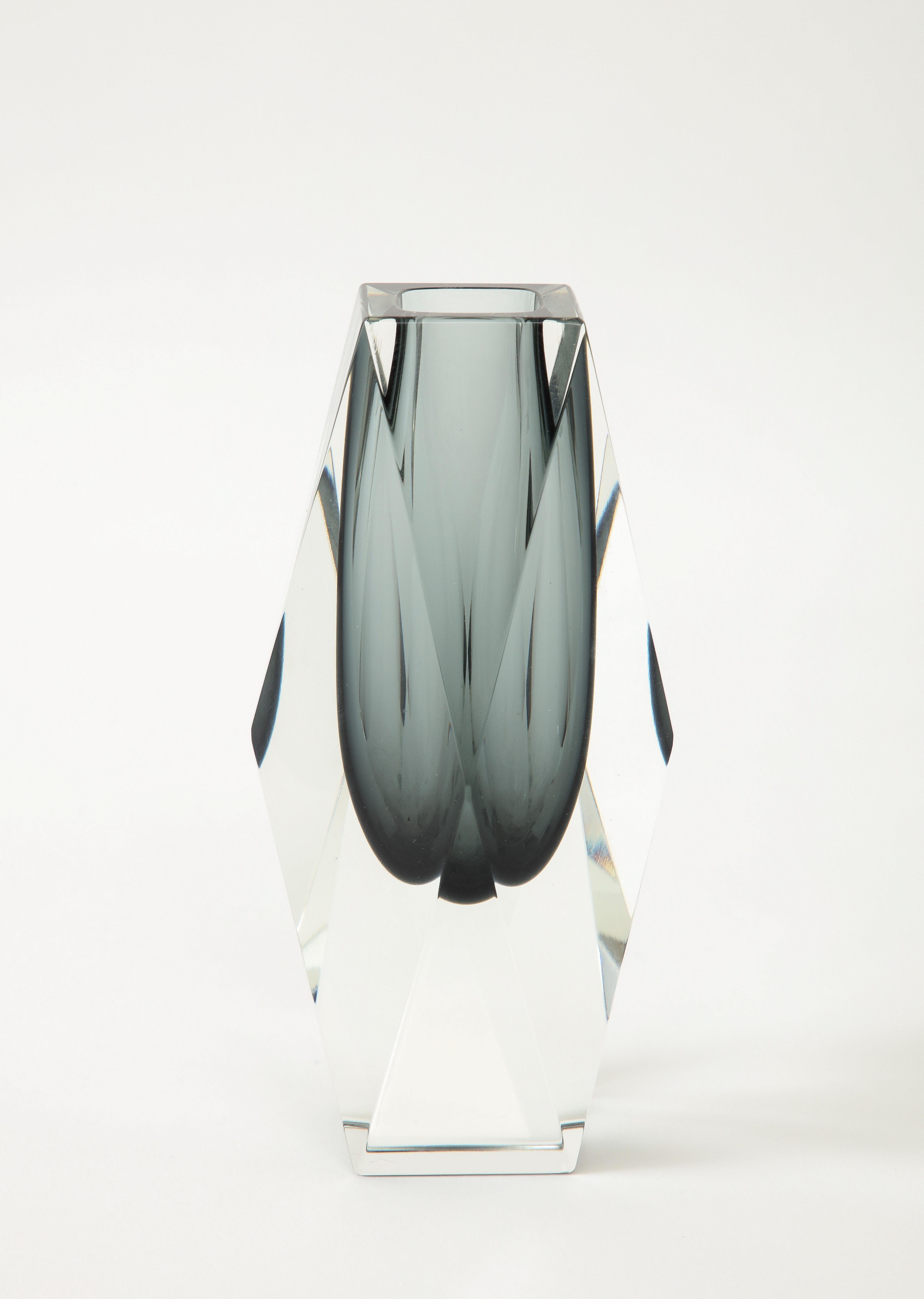 Satz von zwei 1970er Jahren  Facettierte Murano Glass Sommerso Vasen von Flavio Poli. im Angebot 4