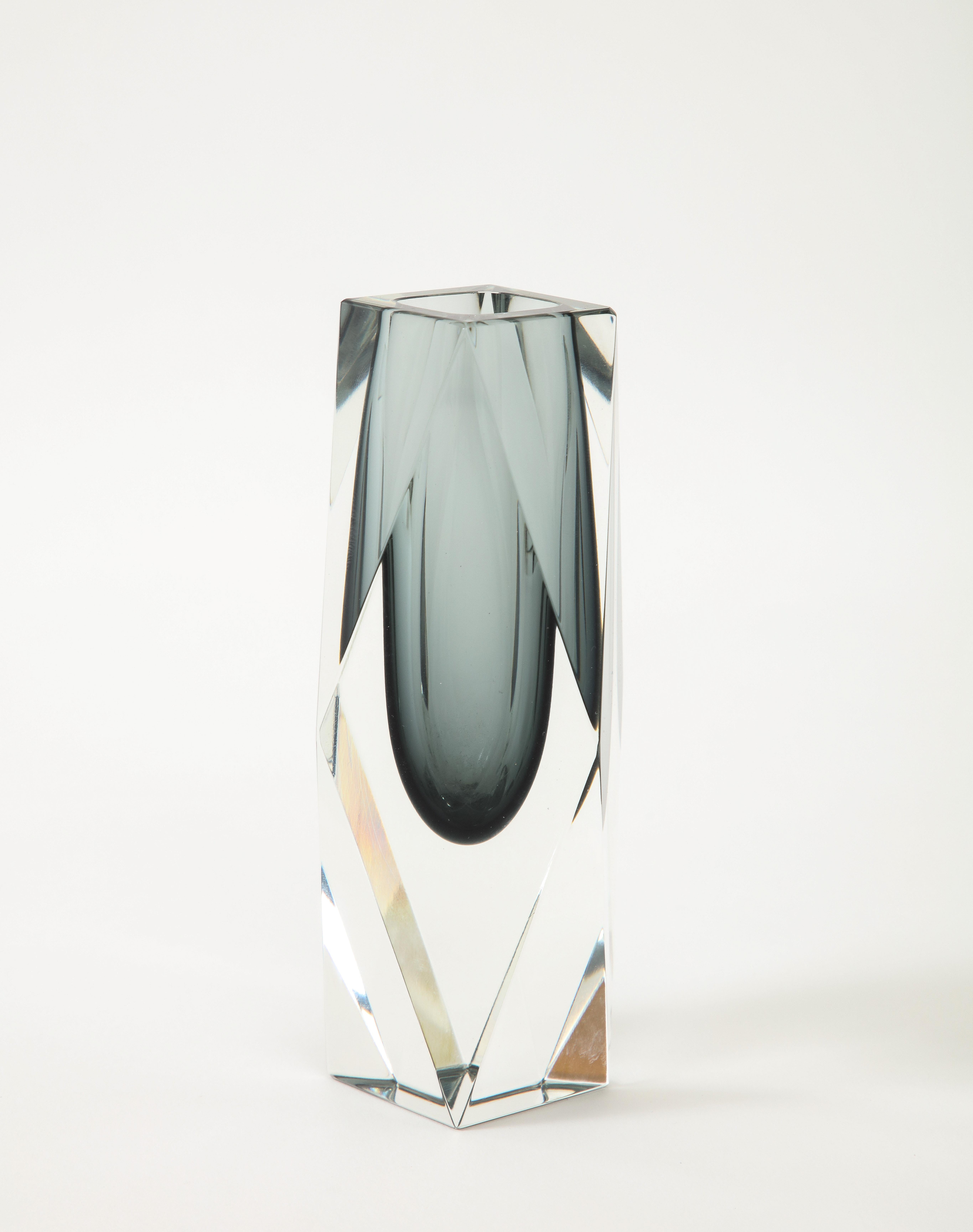 Satz von zwei 1970er Jahren  Facettierte Murano Glass Sommerso Vasen von Flavio Poli. im Angebot 6