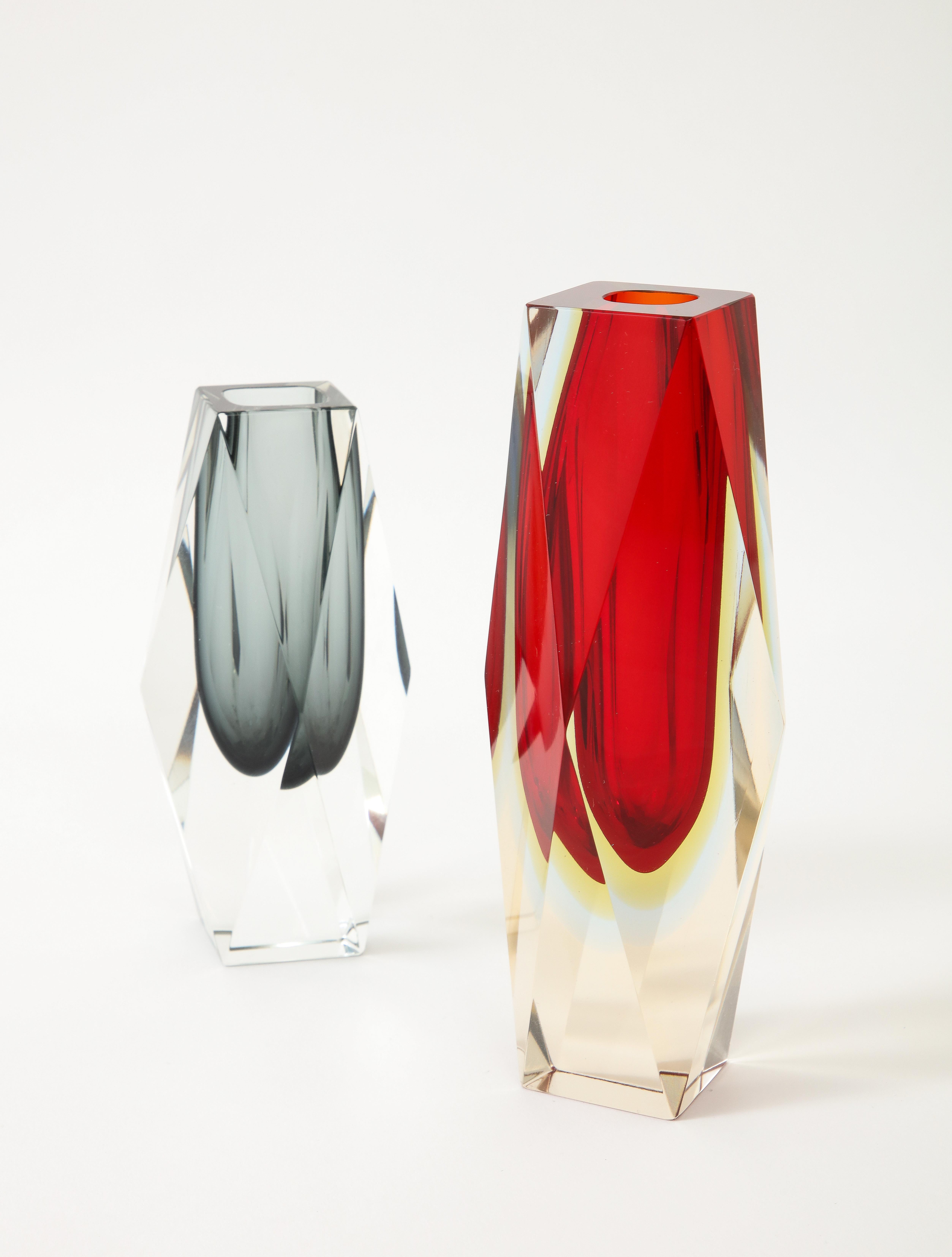 Satz von zwei 1970er Jahren  Facettierte Murano Glass Sommerso Vasen von Flavio Poli. (Moderne der Mitte des Jahrhunderts) im Angebot