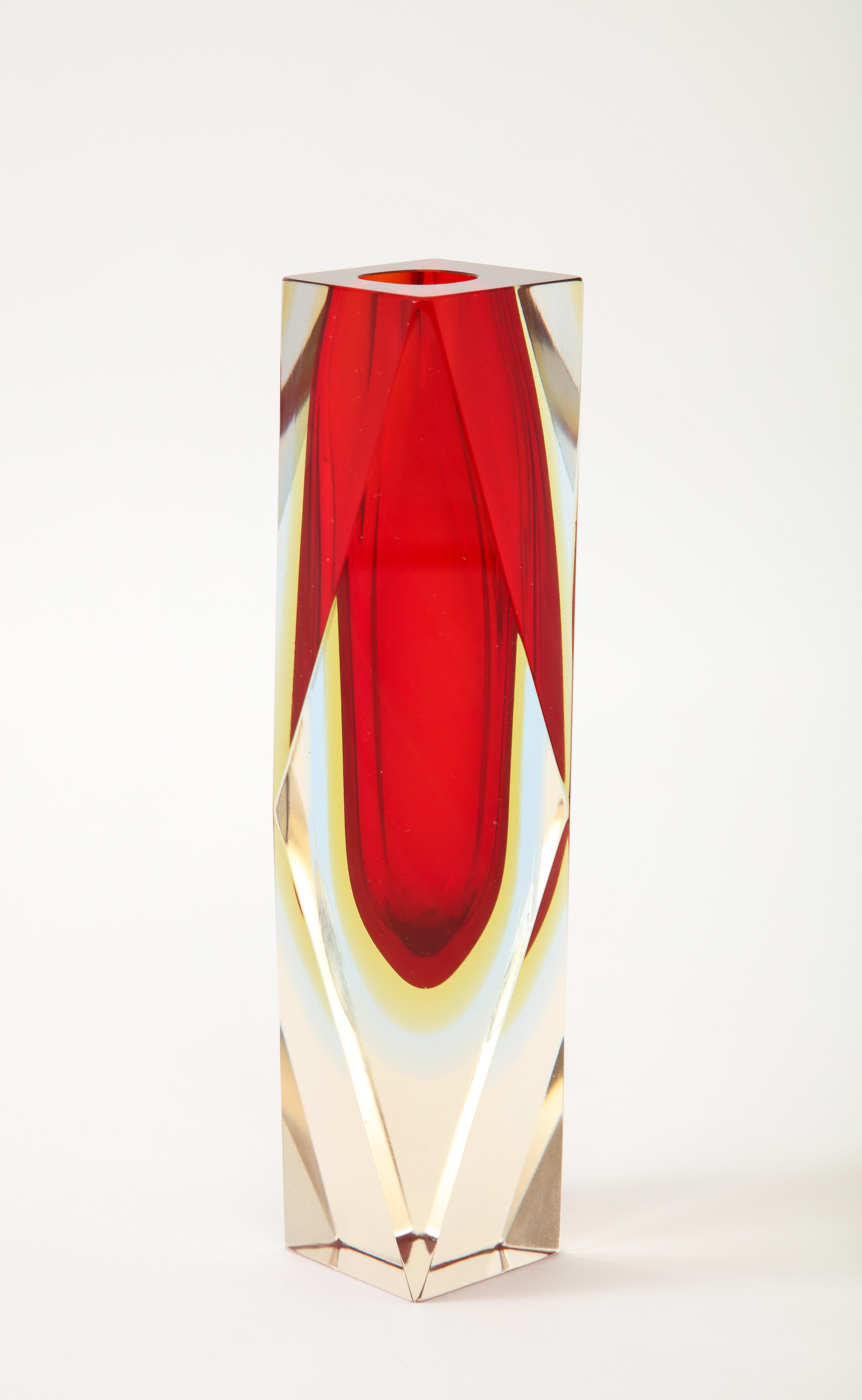 Satz von zwei 1970er Jahren  Facettierte Murano Glass Sommerso Vasen von Flavio Poli. (Ende des 20. Jahrhunderts) im Angebot