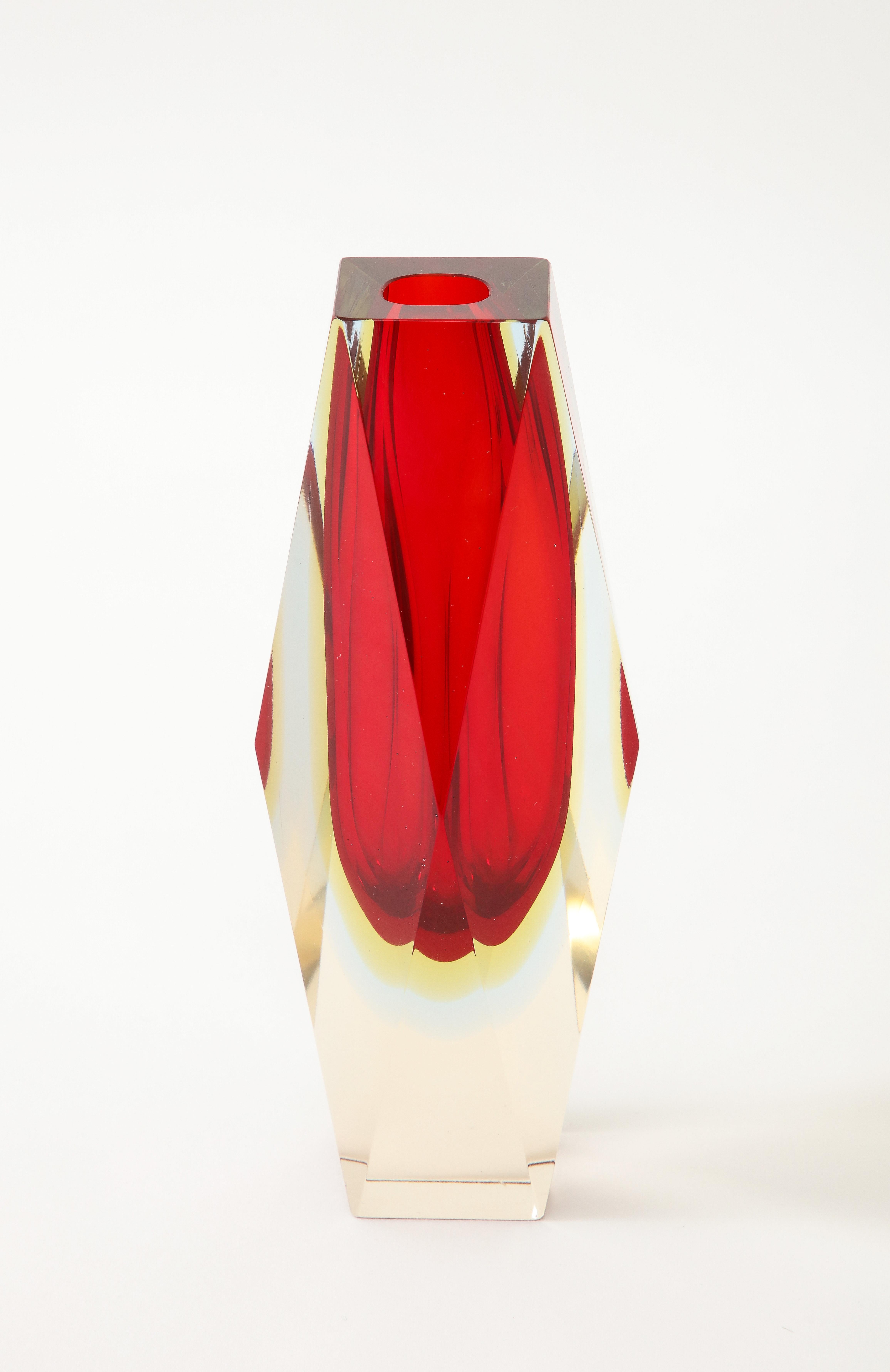 Satz von zwei 1970er Jahren  Facettierte Murano Glass Sommerso Vasen von Flavio Poli. im Angebot 1