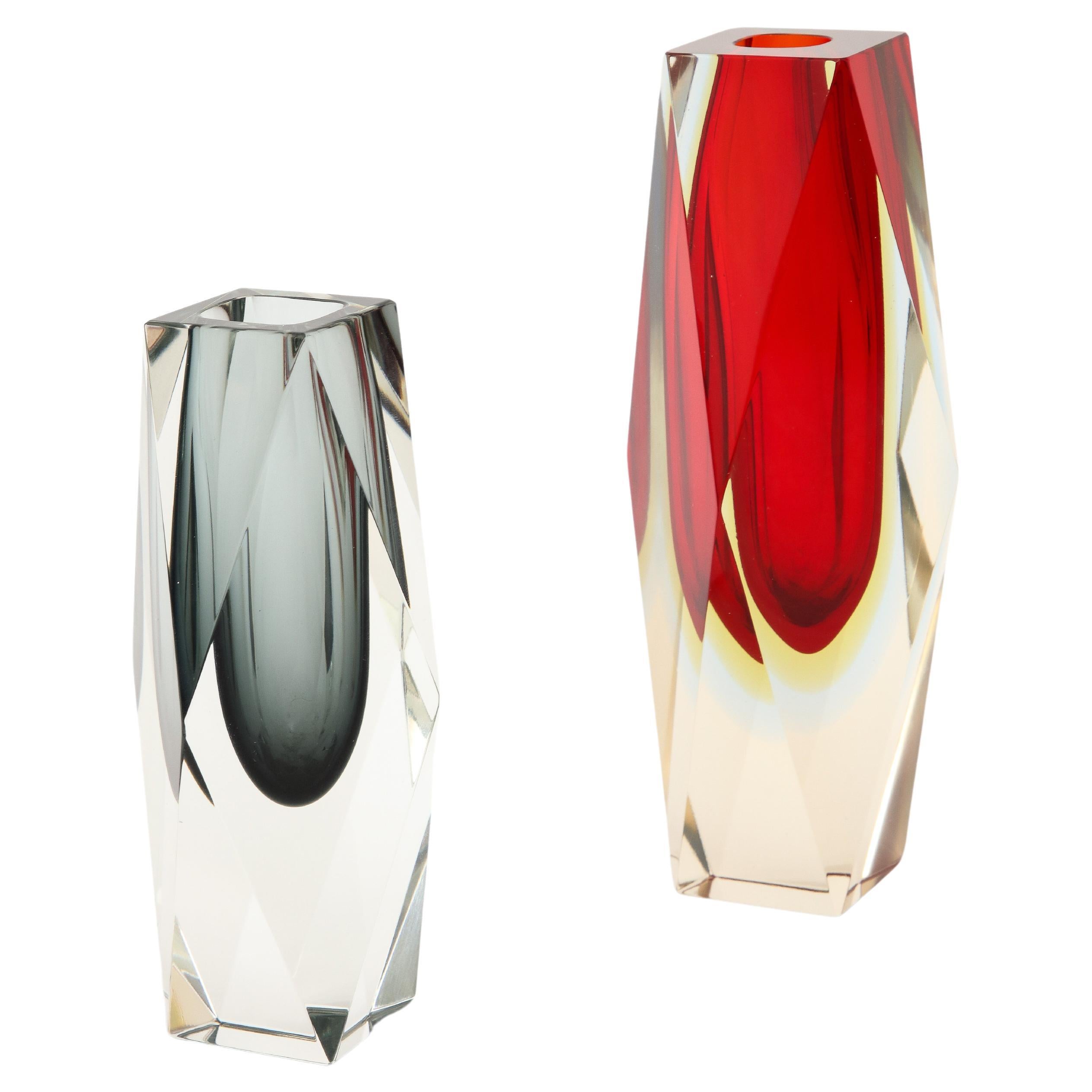 Satz von zwei 1970er Jahren  Facettierte Murano Glass Sommerso Vasen von Flavio Poli. im Angebot