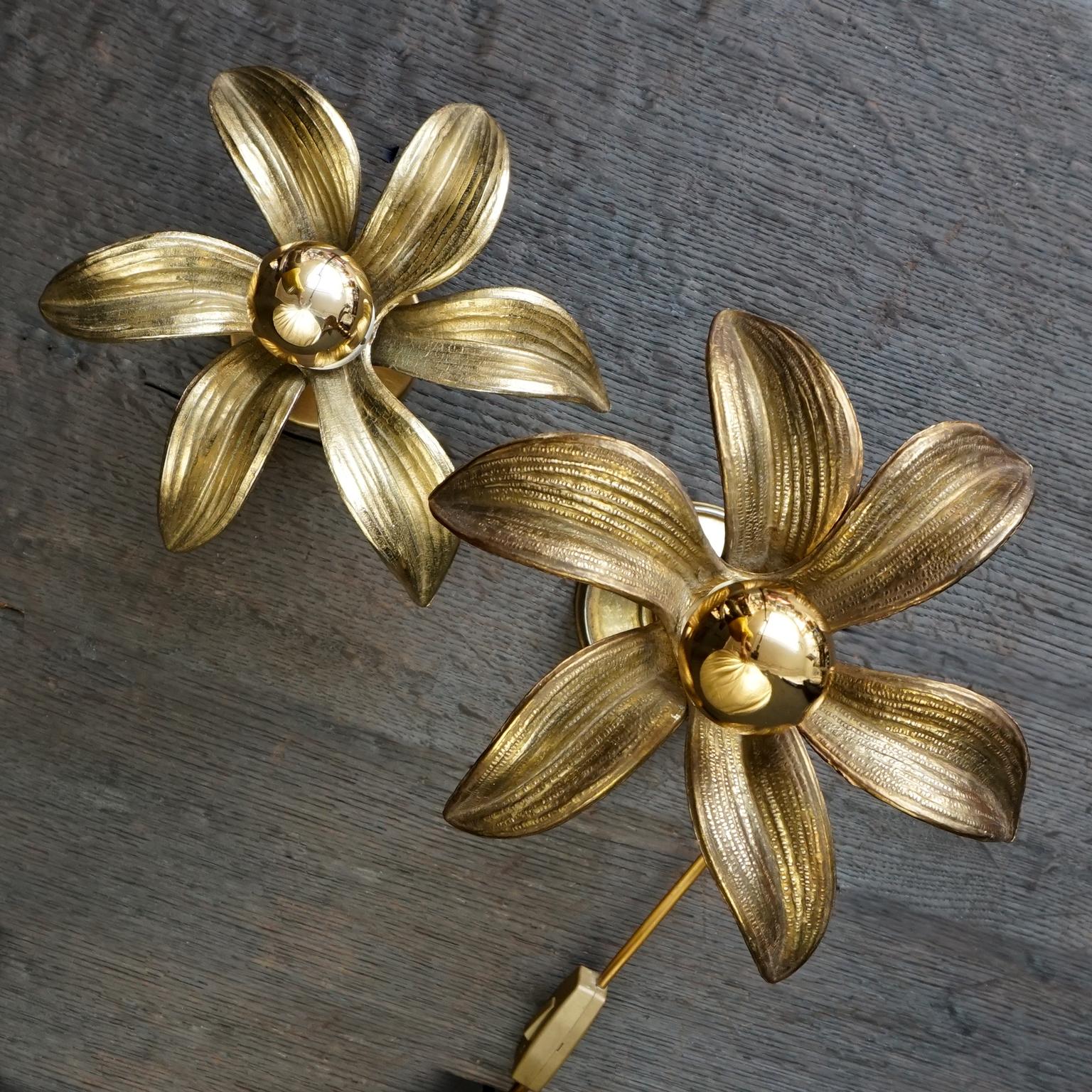 Set of Two 1970s Hollywood Regency Belgium Willy Daro Brass Flower Table Lights 3