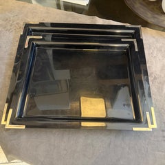Ensemble de deux plateaux de bar en laiton et lucite noirs, modernes du milieu du siècle dernier, datant des années 1970