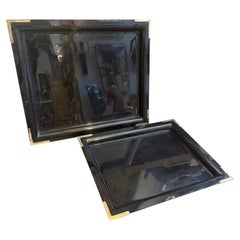 Ensemble de deux plateaux de bar en laiton et lucite noirs, modernes du milieu du siècle dernier, datant des années 1970