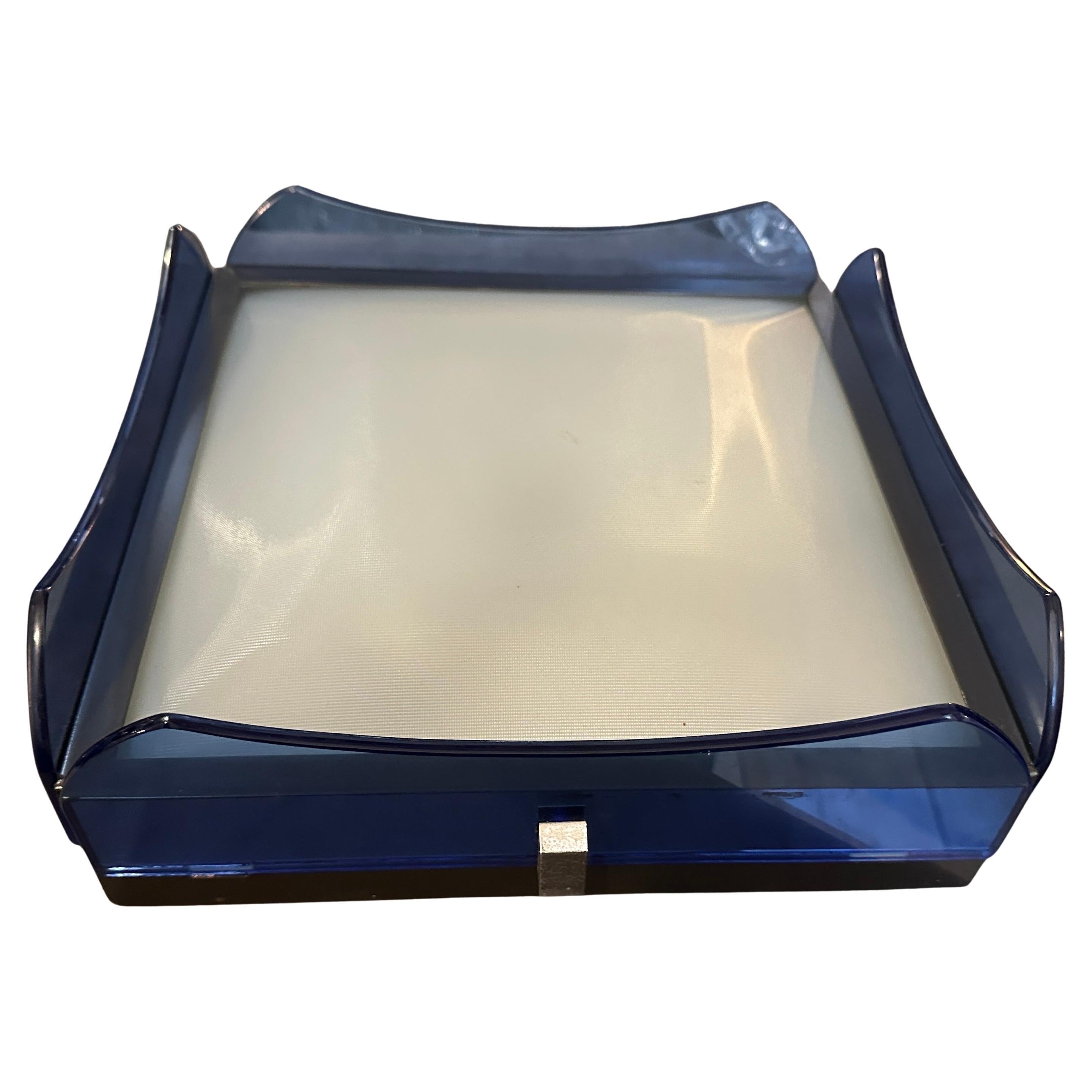 Este conjunto de dos apliques de cristal azul modernos de mediados de siglo de Veca, fabricados en Italia en los años setenta, muestra la icónica estética de diseño de Veca, que combina líneas minimalistas con audaces elecciones de materiales. Los