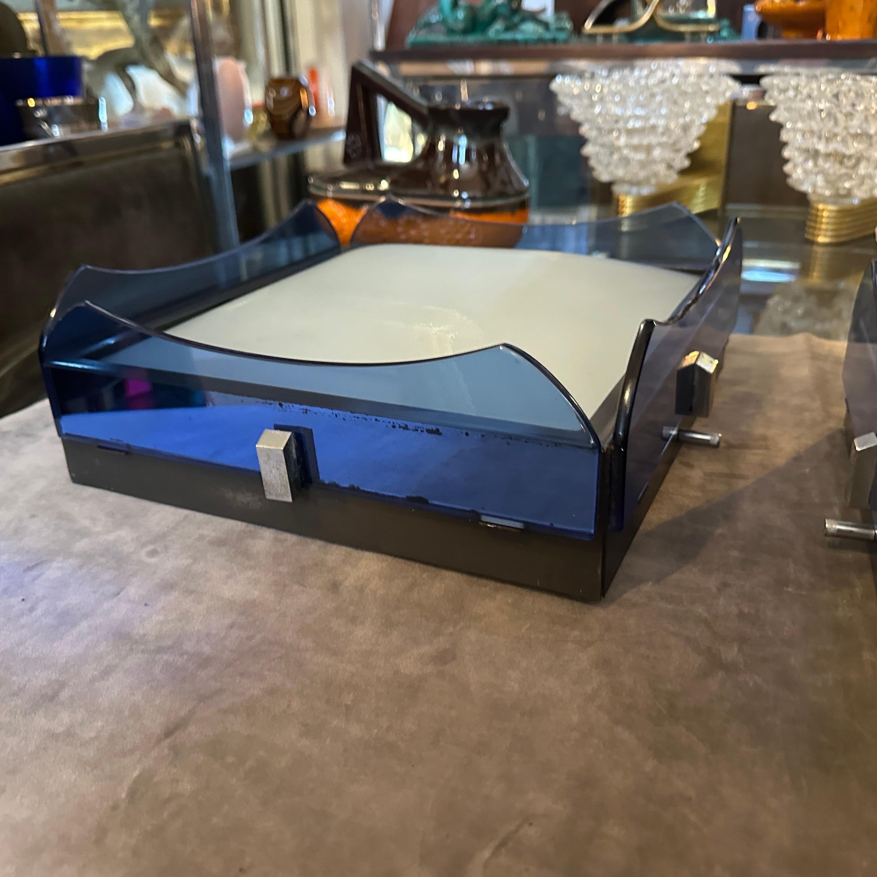 Juego de dos apliques italianos de cristal azul de mediados de siglo de la década de 1970 by Veca Italiano en venta