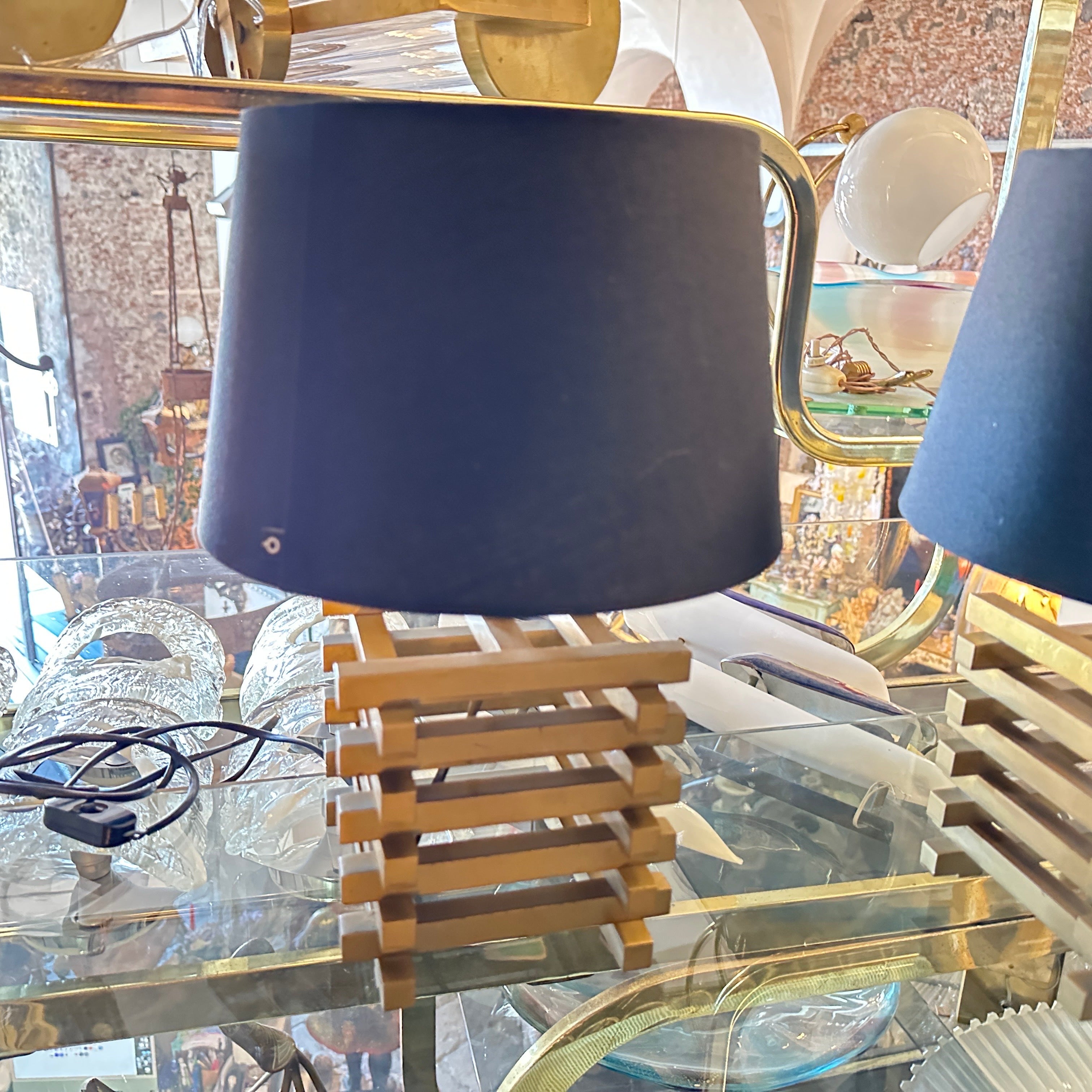 Cet ensemble de deux lampes de lit de style moderne du milieu du siècle dernier des années 1970 du designer italien Romeo Rega est un mélange sophistiqué de géométrie, de texture et d'élégance intemporelle. La base est fabriquée en laiton et