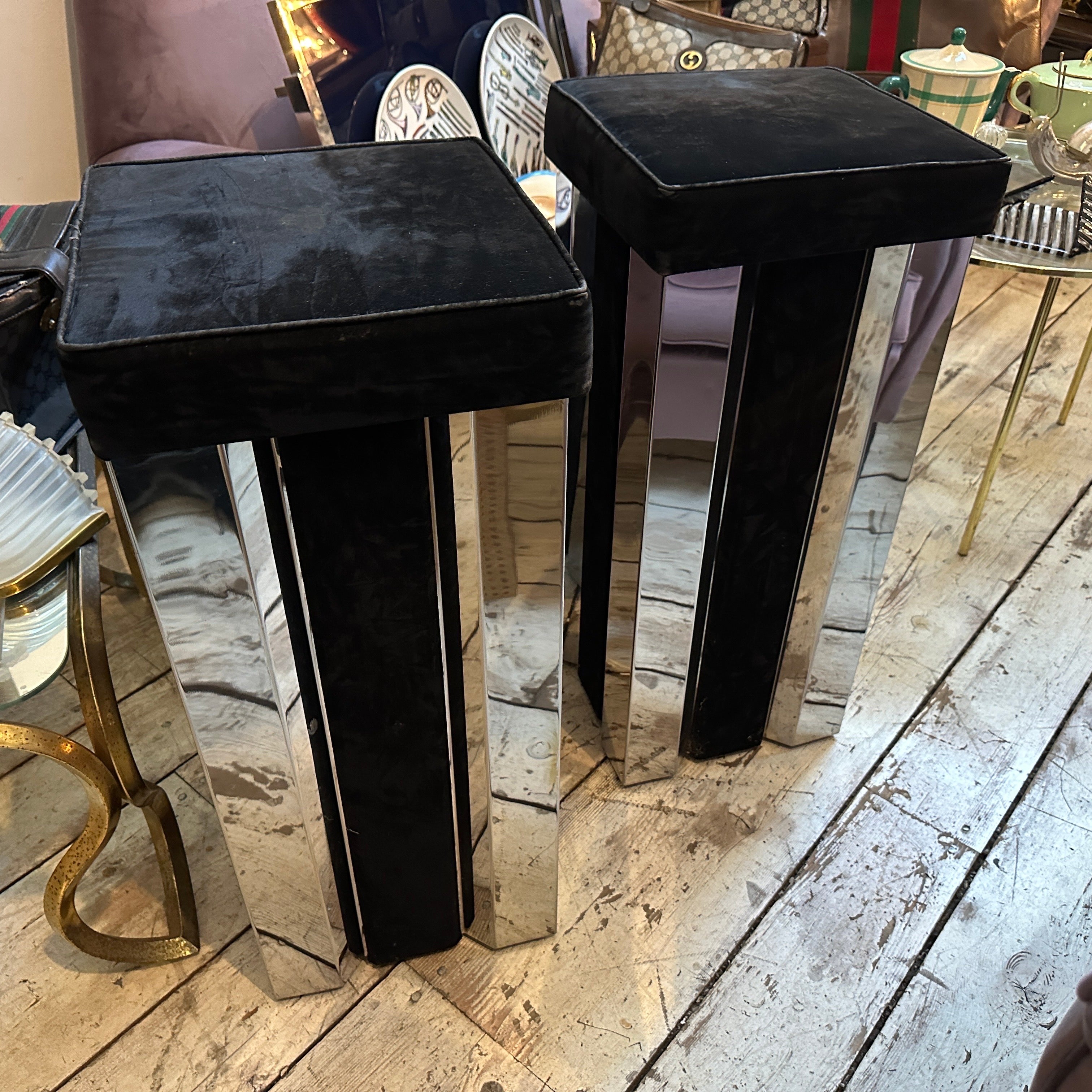 Cette paire de tabourets de bar carrés italiens des années 1970, conçus dans un style moderne du milieu du siècle, combine une structure élégante en acier poli avec un luxueux rembourrage en velours sur l'assise. L'utilisation de l'acier