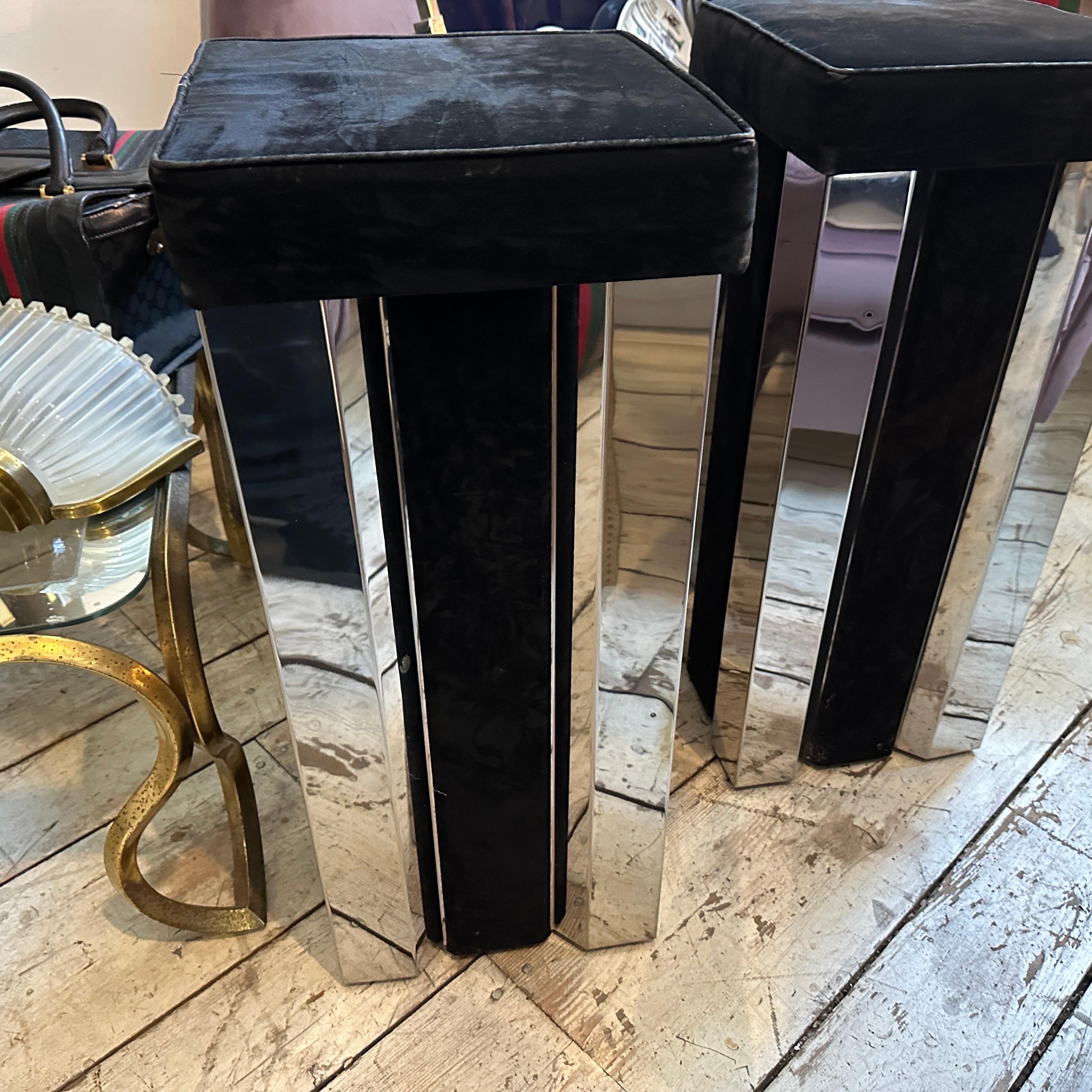 Mid-Century Modern Ensemble de deux tabourets de bar italiens carrés en acier et velours, de style mi-siècle moderne, des années 1970 en vente