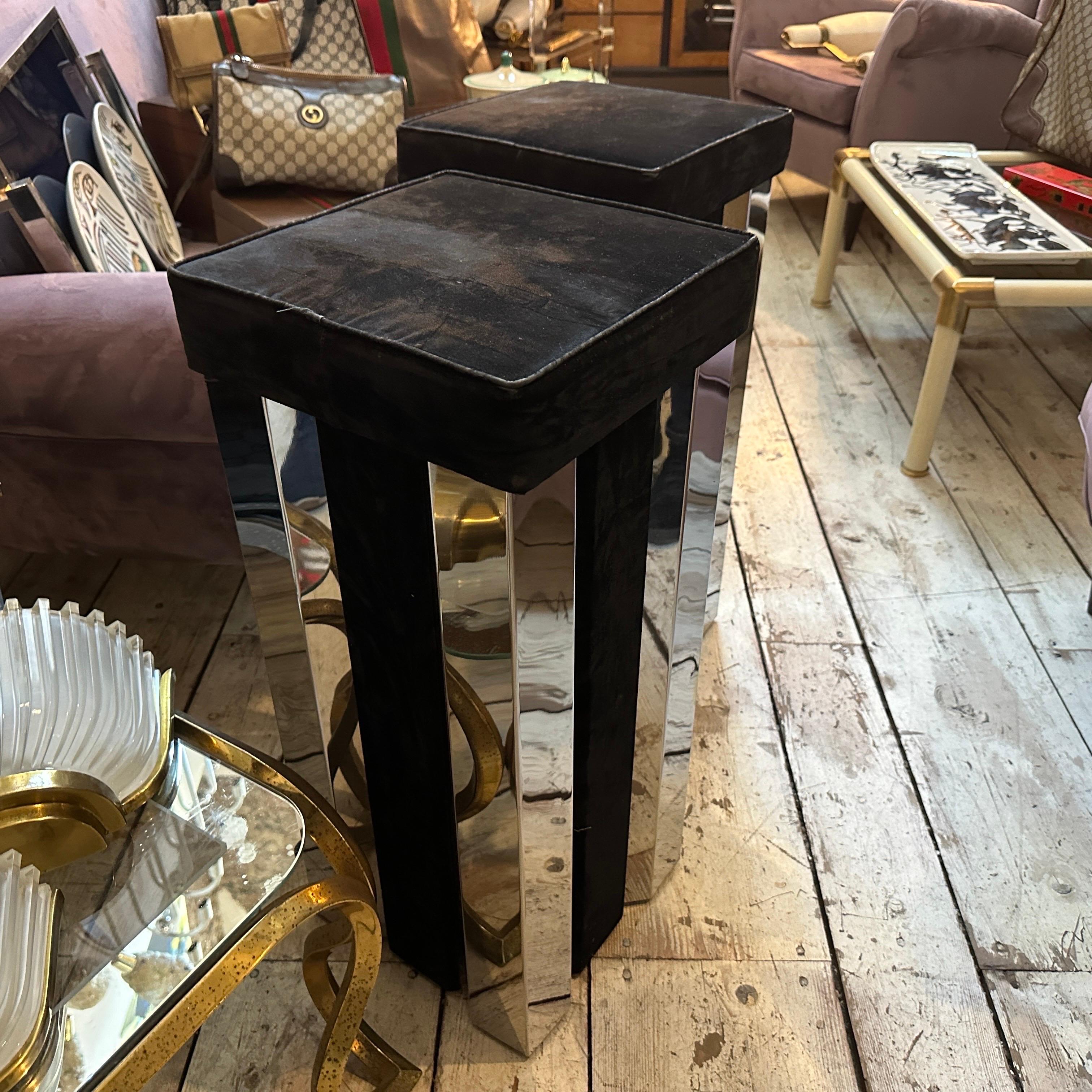 20ième siècle Ensemble de deux tabourets de bar italiens carrés en acier et velours, de style mi-siècle moderne, des années 1970 en vente
