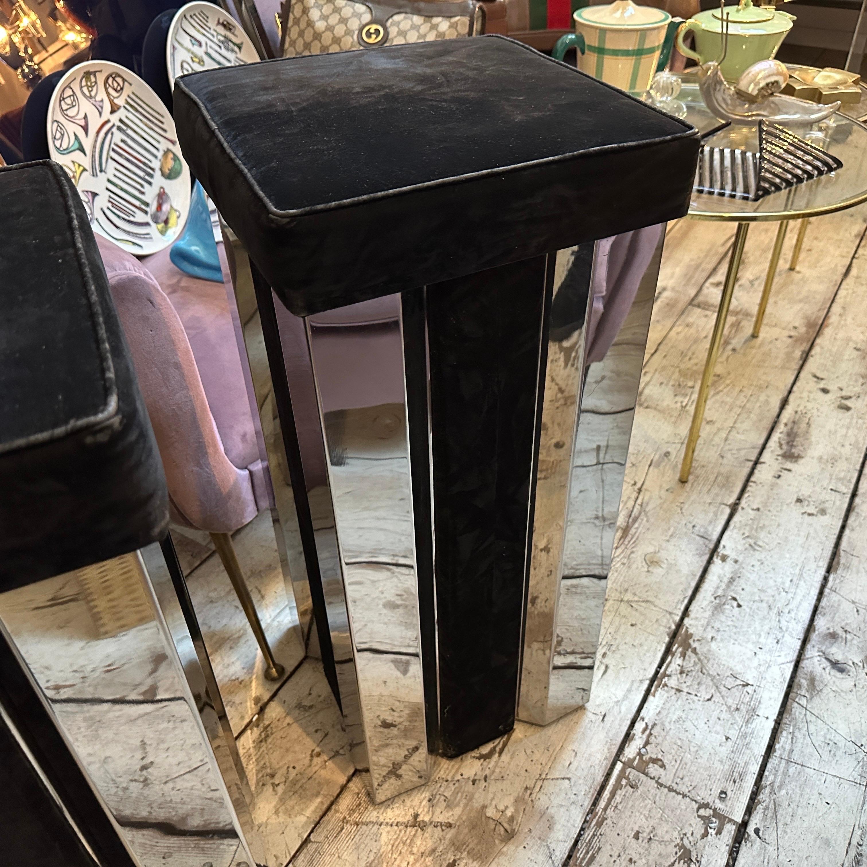 Acier Ensemble de deux tabourets de bar italiens carrés en acier et velours, de style mi-siècle moderne, des années 1970 en vente