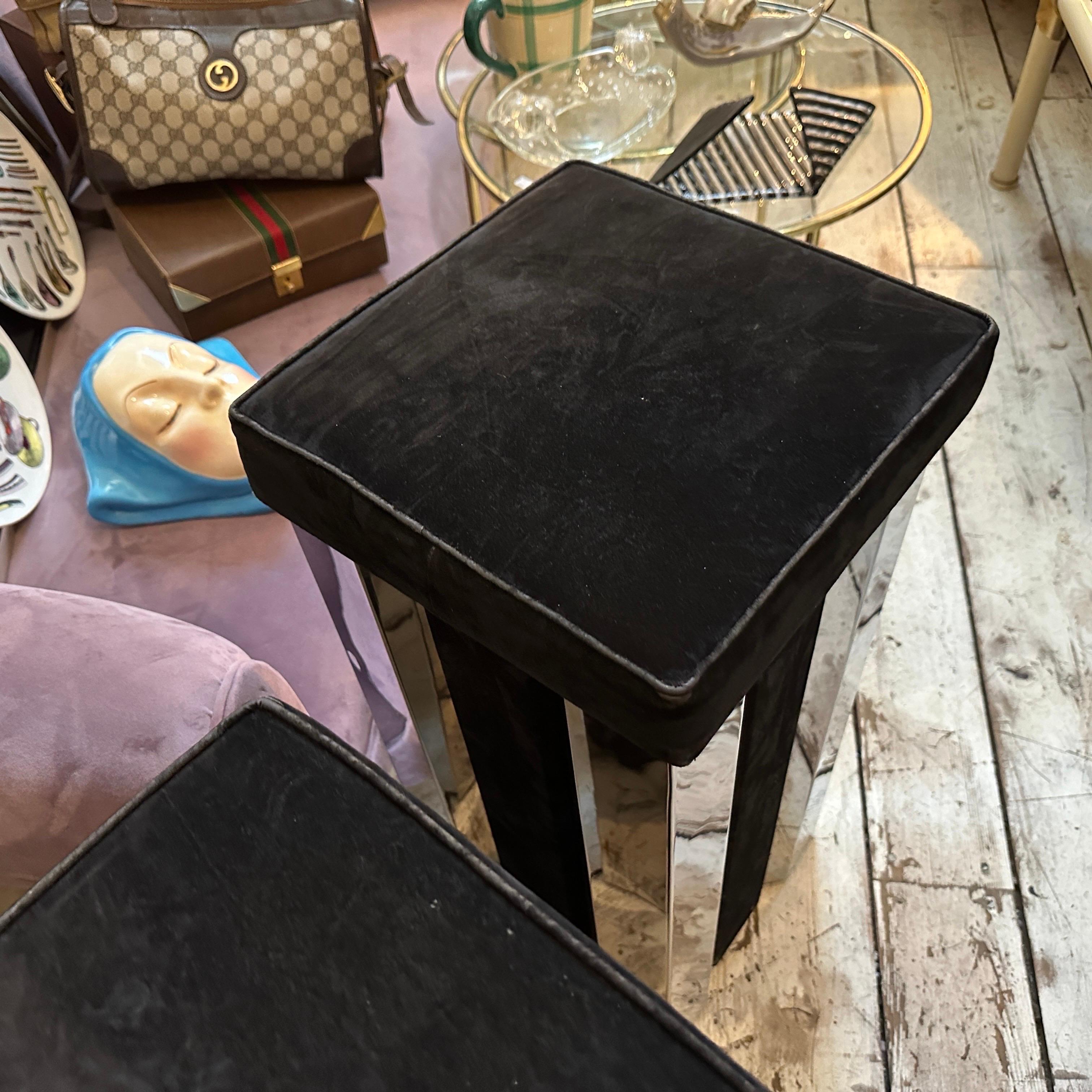 Ensemble de deux tabourets de bar italiens carrés en acier et velours, de style mi-siècle moderne, des années 1970 en vente 1