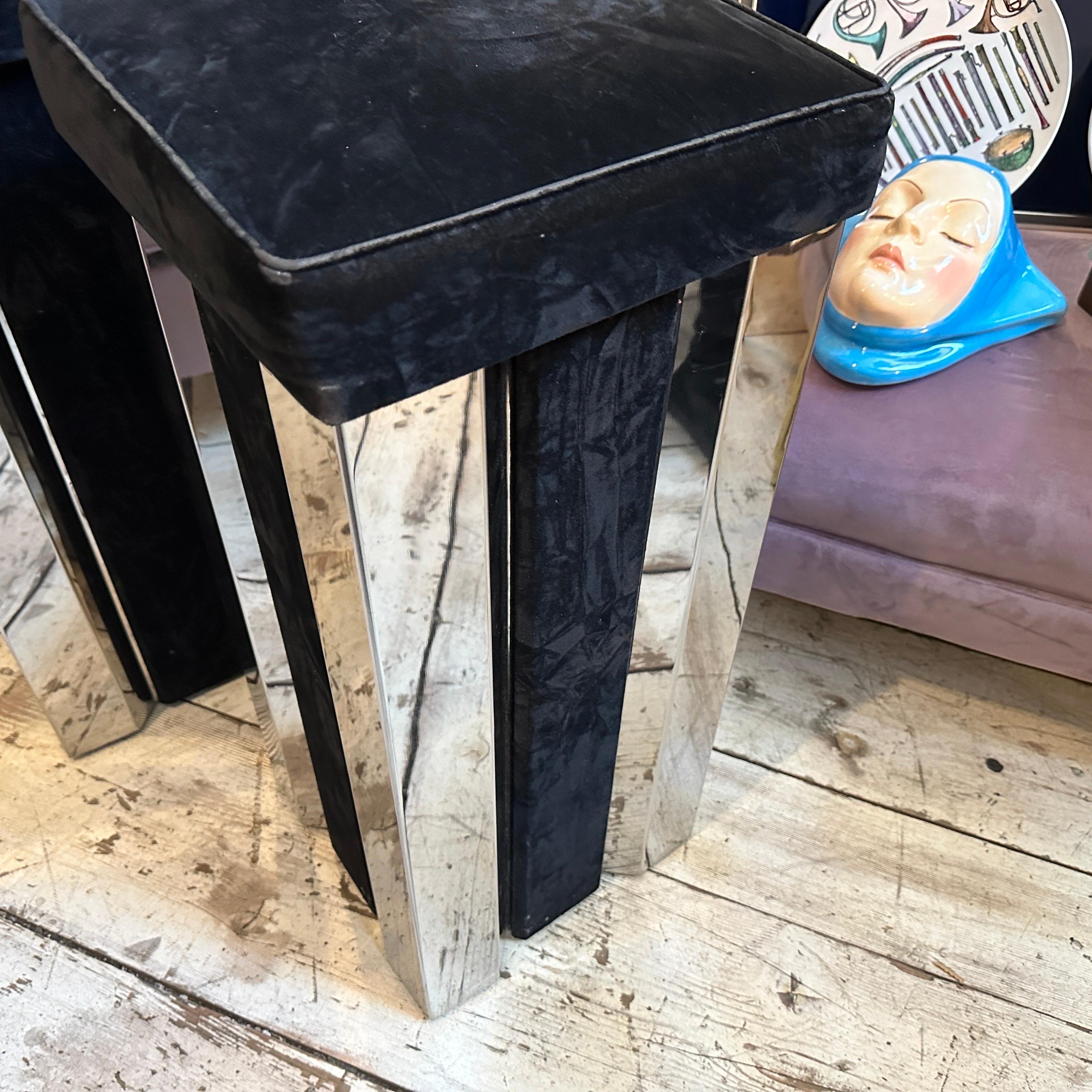 Ensemble de deux tabourets de bar italiens carrés en acier et velours, de style mi-siècle moderne, des années 1970 en vente 2