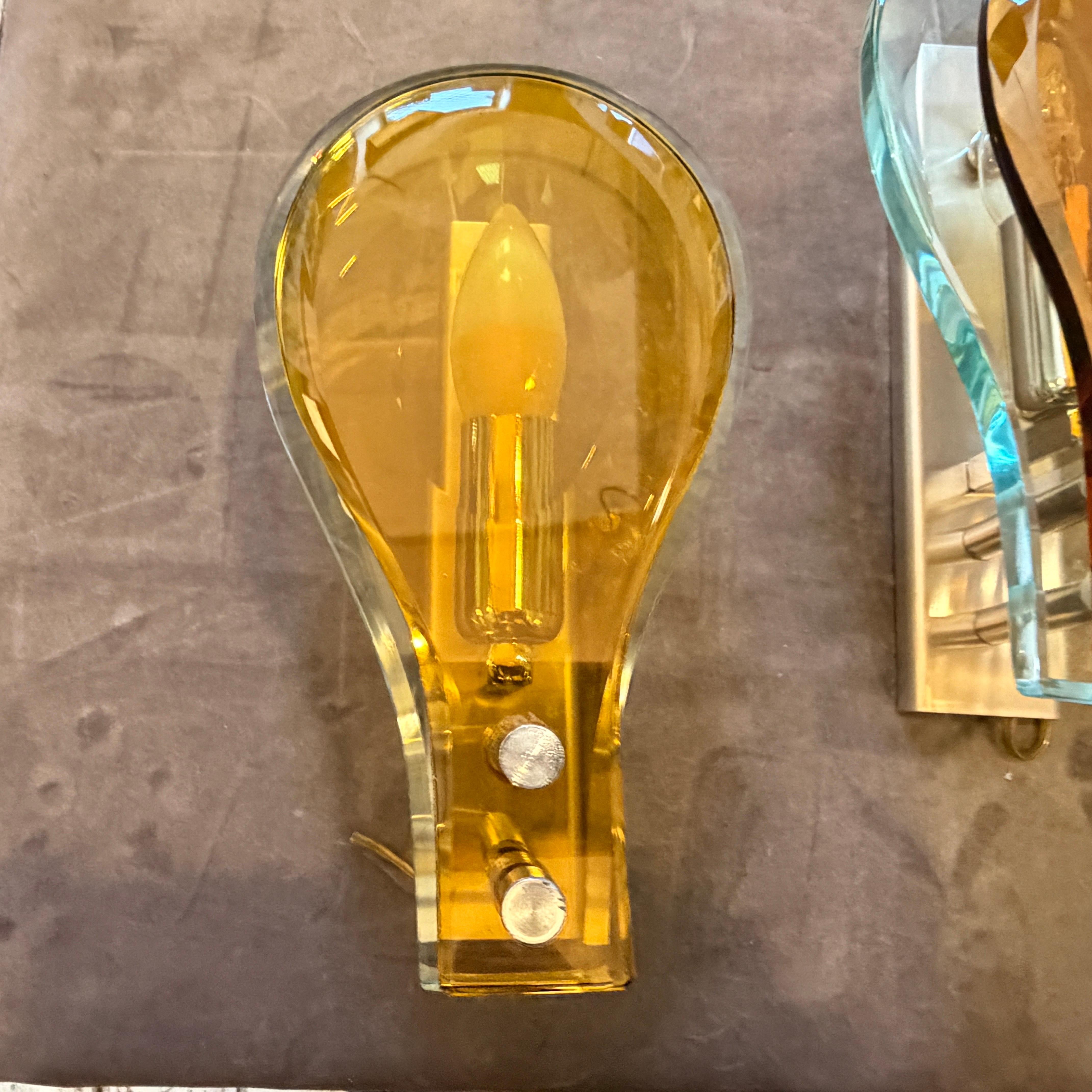 Set of Two 1970s Space Age Amber and Green Heavy Glass Wall Sconces by Veca In condizioni ottime in vendita a Aci Castello, IT
