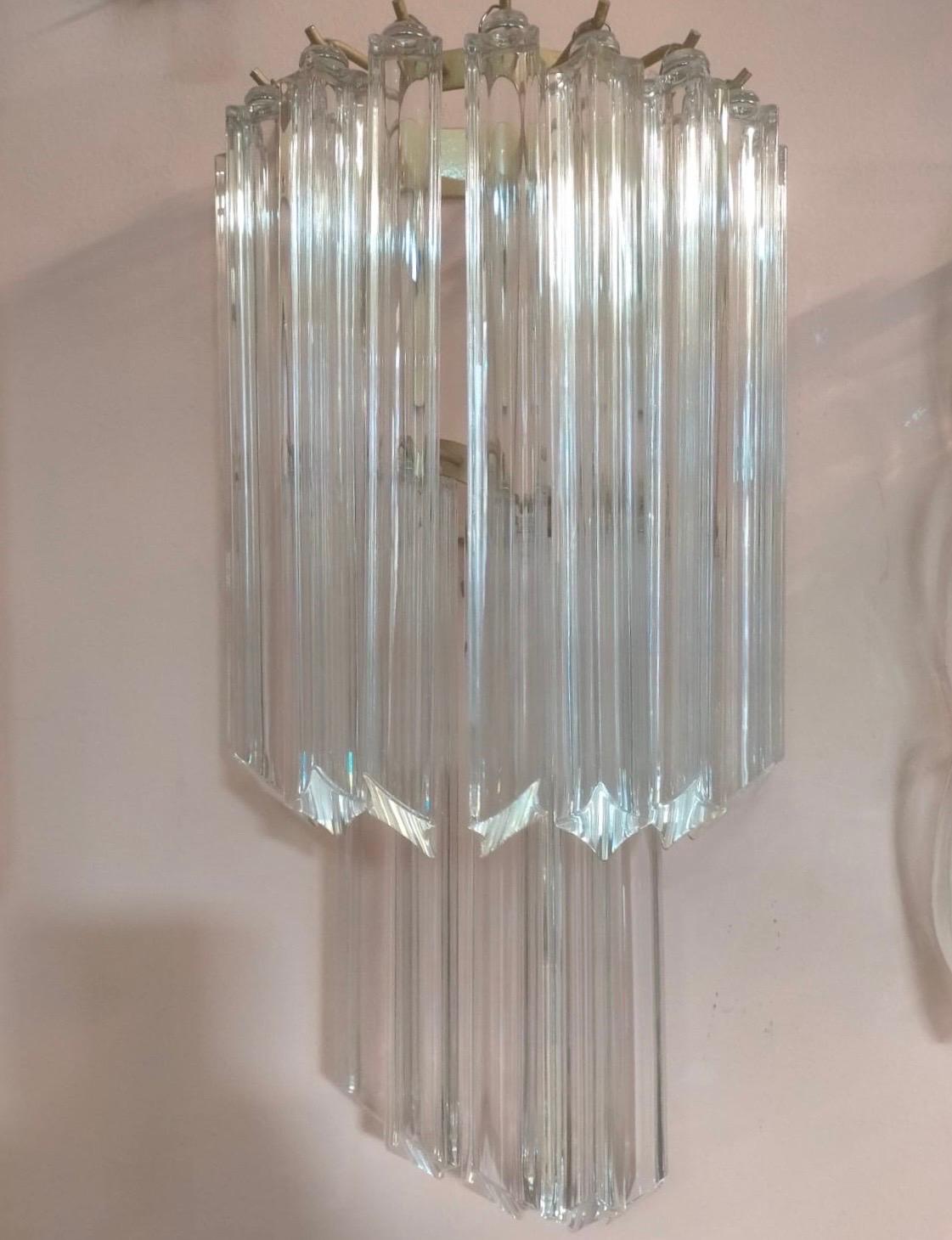 Cet ensemble de deux appliques murales modernes du milieu du siècle dernier, conçues dans le style de Venini, illustre l'élégance et le savoir-faire des luminaires en verre de Murano. Chaque applique présente plusieurs niveaux de quadrilobes